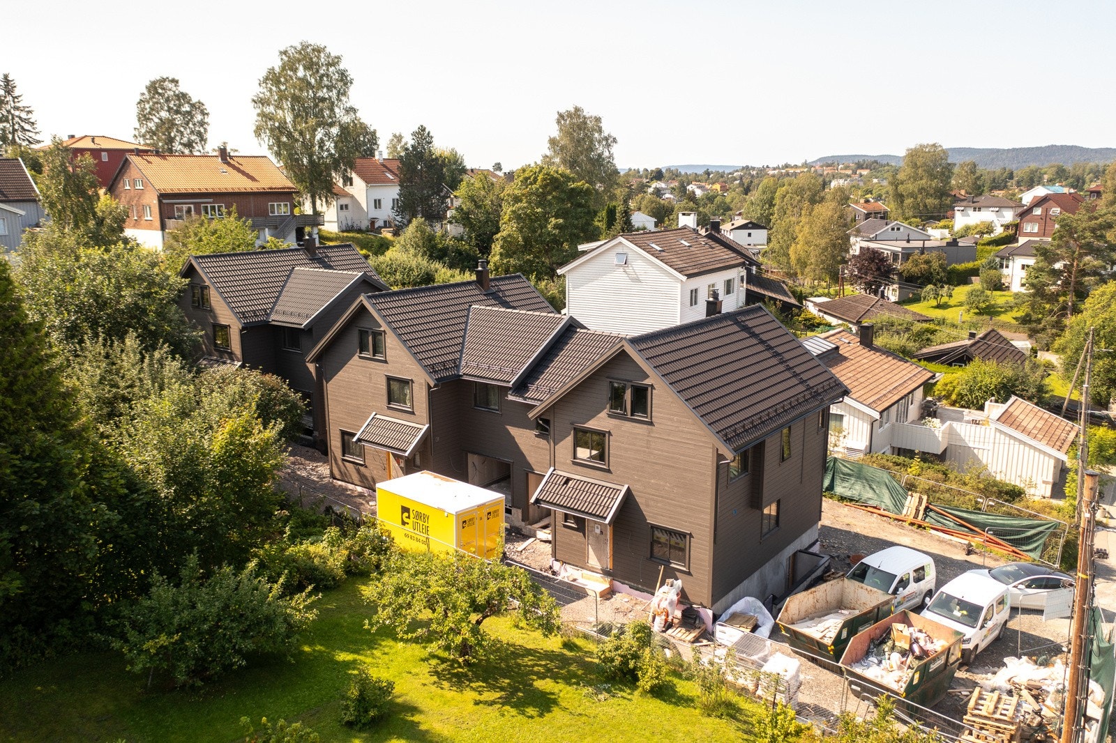 Familievennlig vertikaldelt tomannsbolig med gode kvaliteter, hybelmulighet, garasje m/ bilheis og fine uteområder. Galleribilde