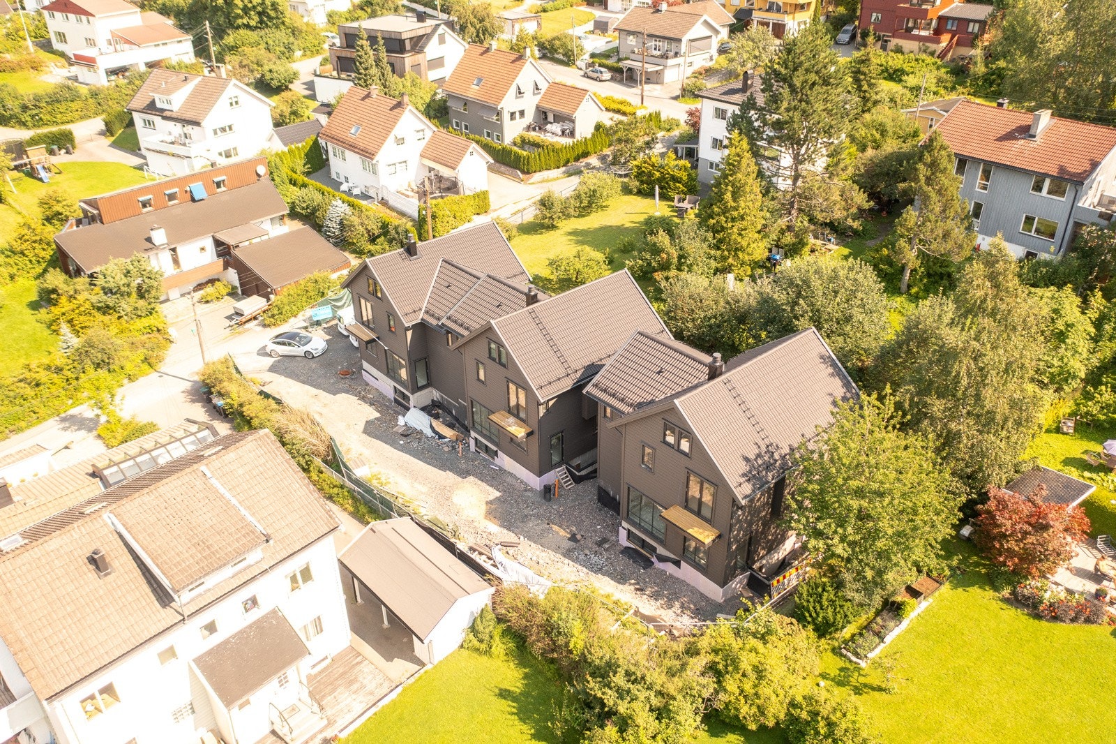 Ekraveien 7D ligger som en del av et veletablert boligområde på Røa/Bogstad, rett veg skog og mark, og samtidig gangavstand til Røa. Galleribilde