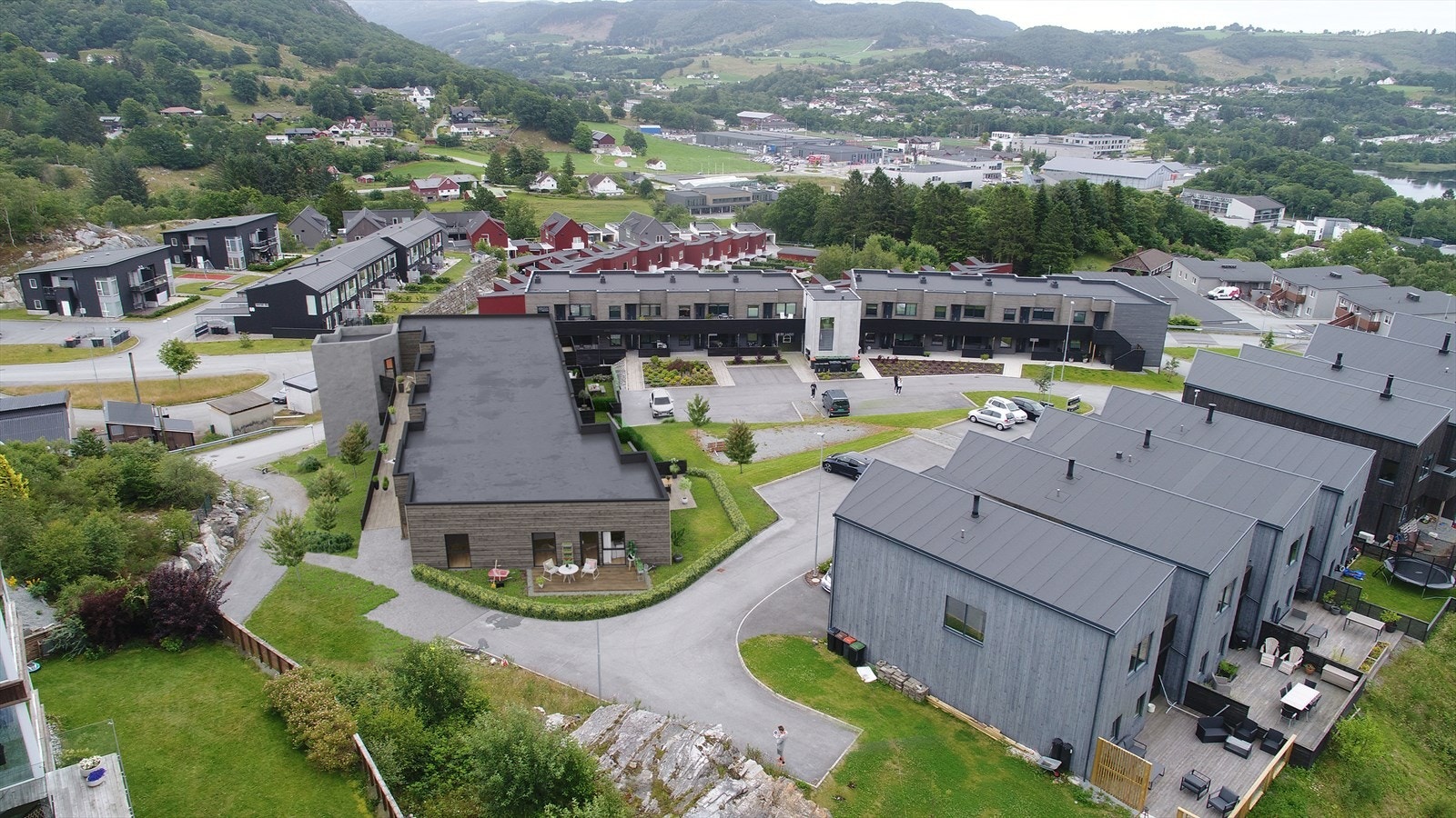 Hjørneleilighet er stor og integrert i terrenget Galleribilde