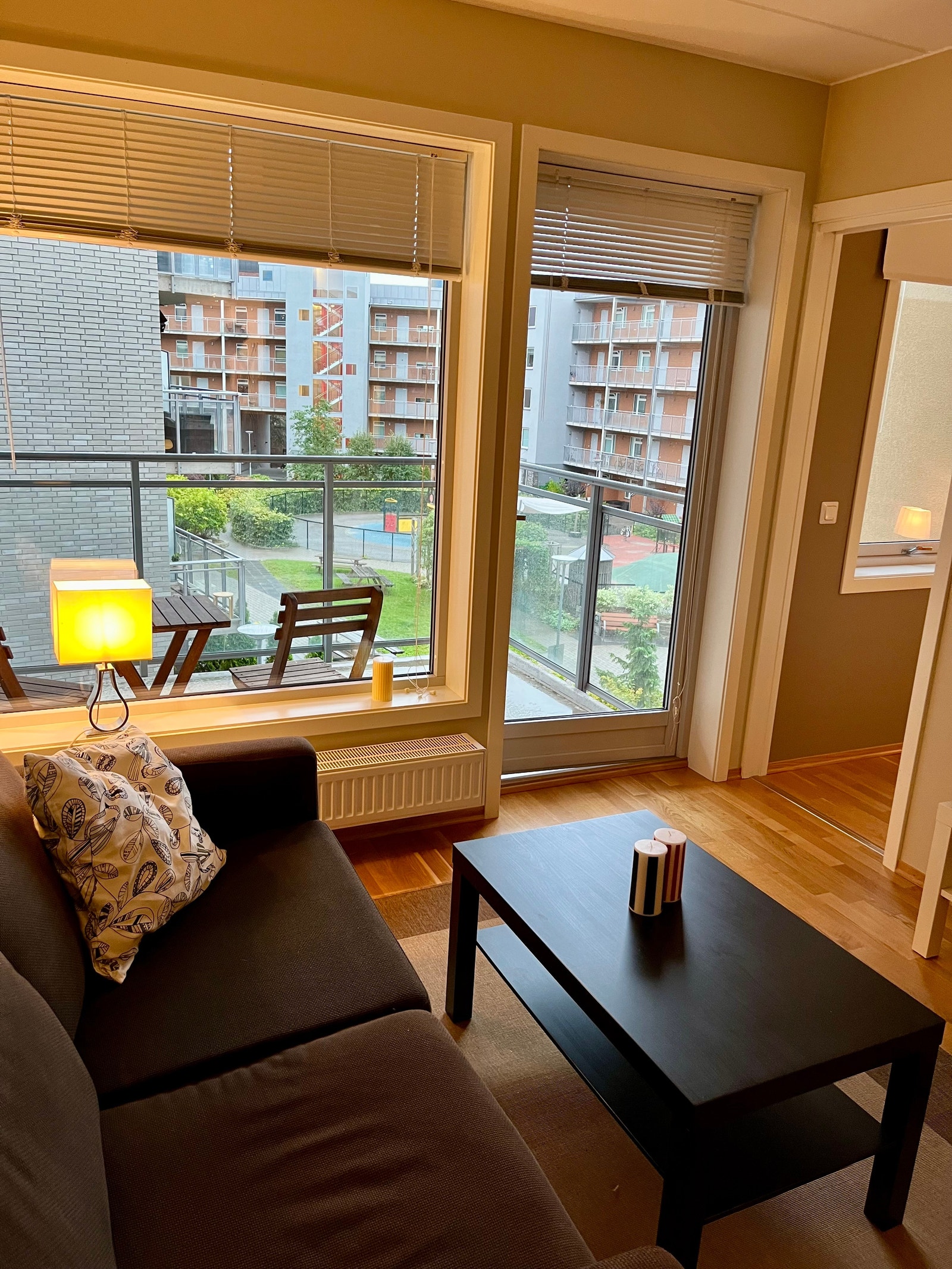 Stue og balkong. Leiligheten er nymalt i aug. 2024. Galleribilde