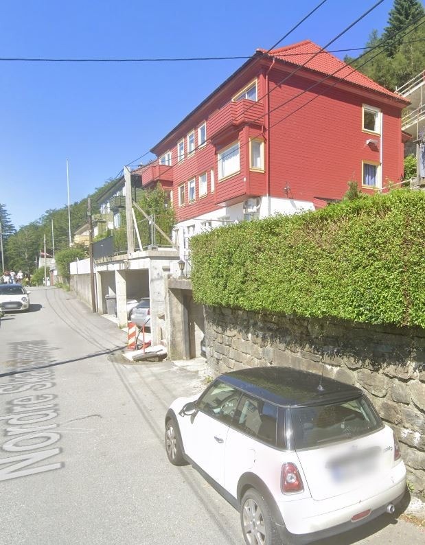 Leiligheten er i 2 etg og loft Galleribilde