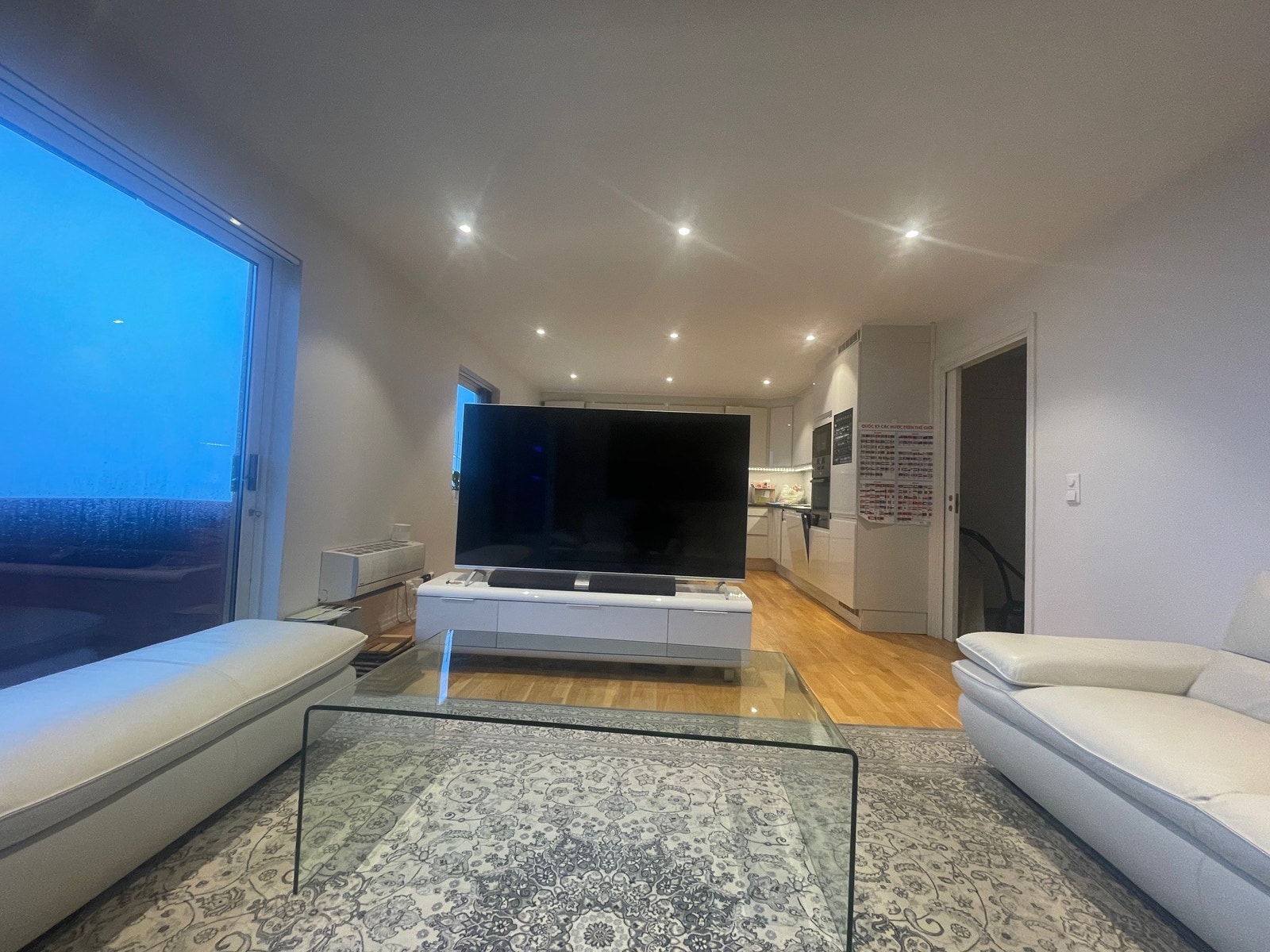 Stue med 75 tommer skjerm Galleribilde