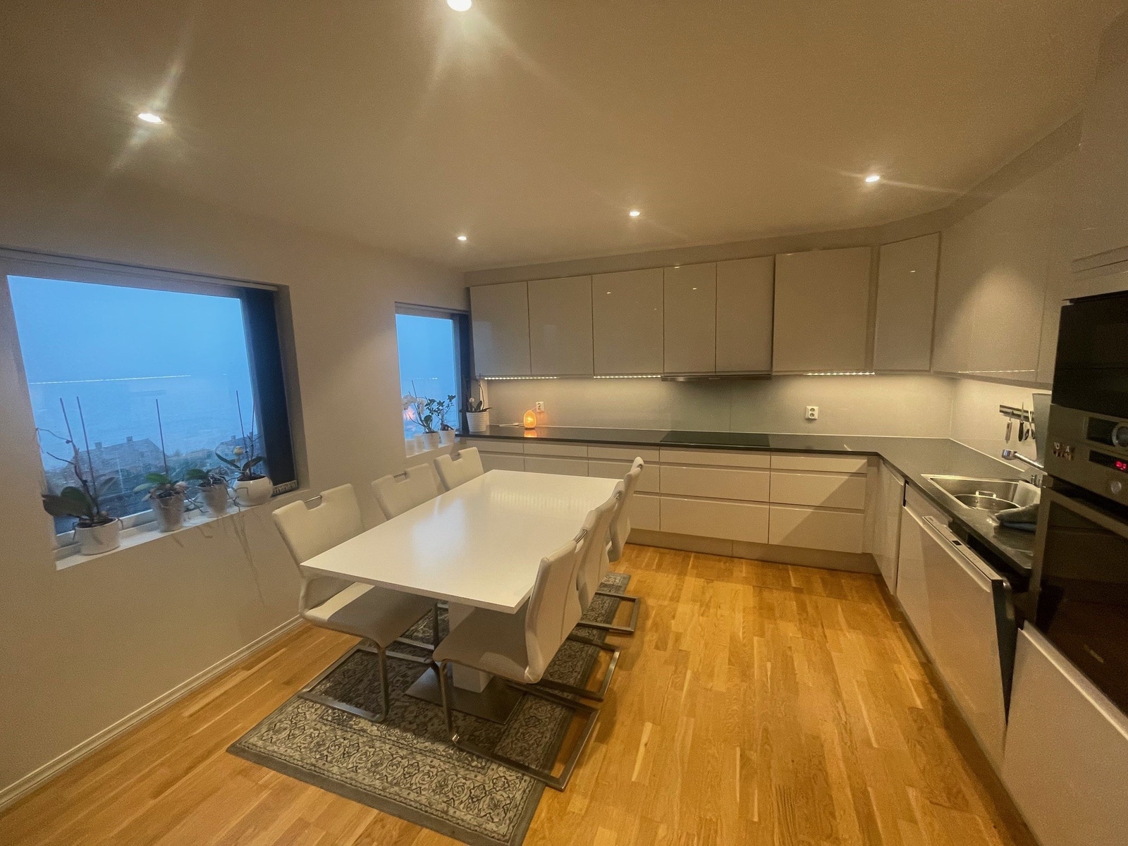 Kjøkken med kjøkkenbord Galleribilde