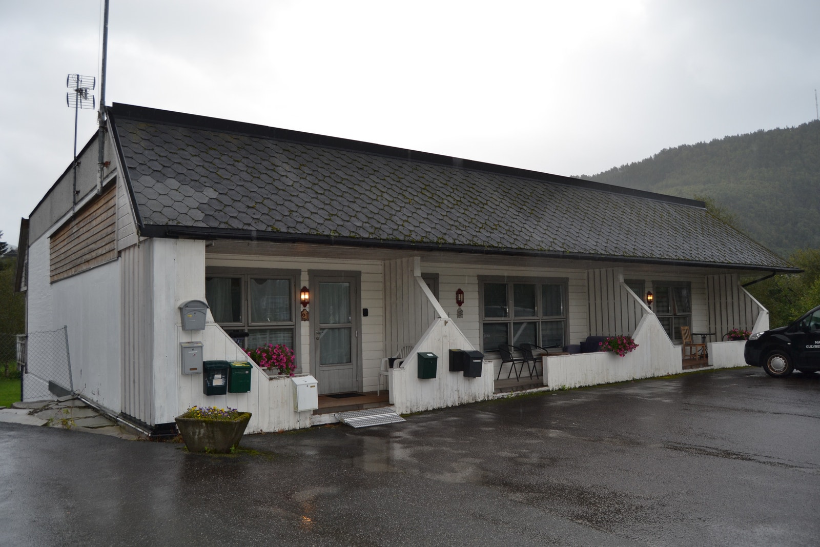 Tre av seks leiligheter, sett frå parkering/RV 5. Galleribilde