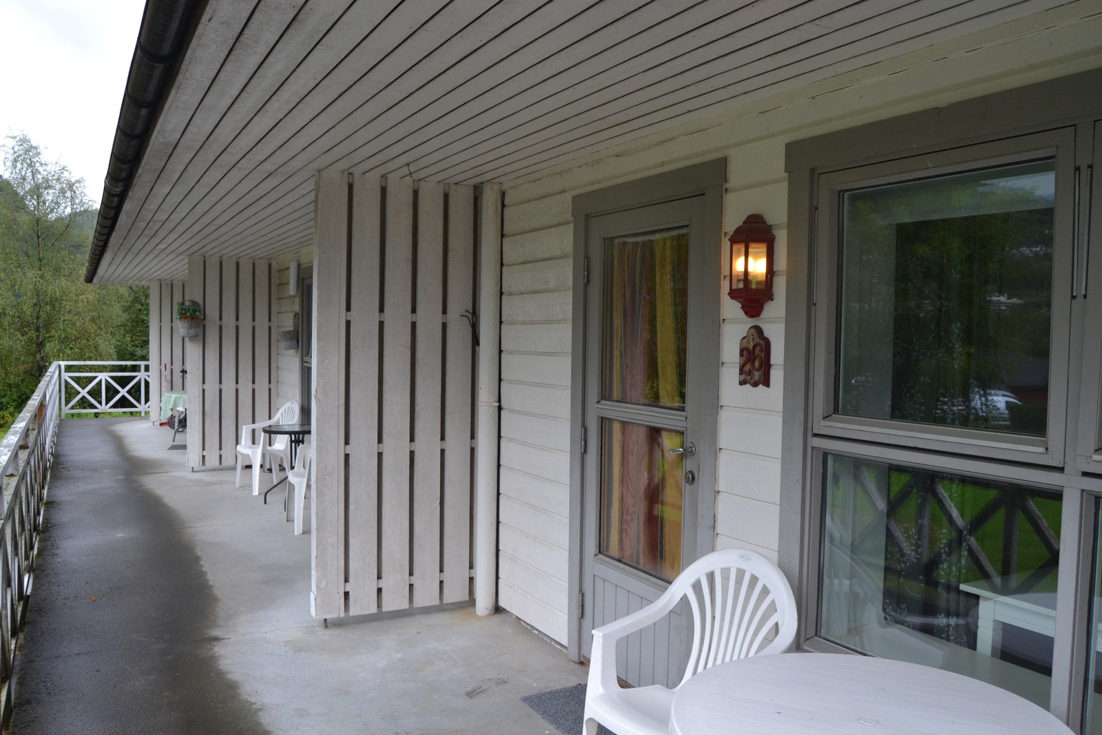 Svalgang og inngang til tre av leilighetene. Galleribilde