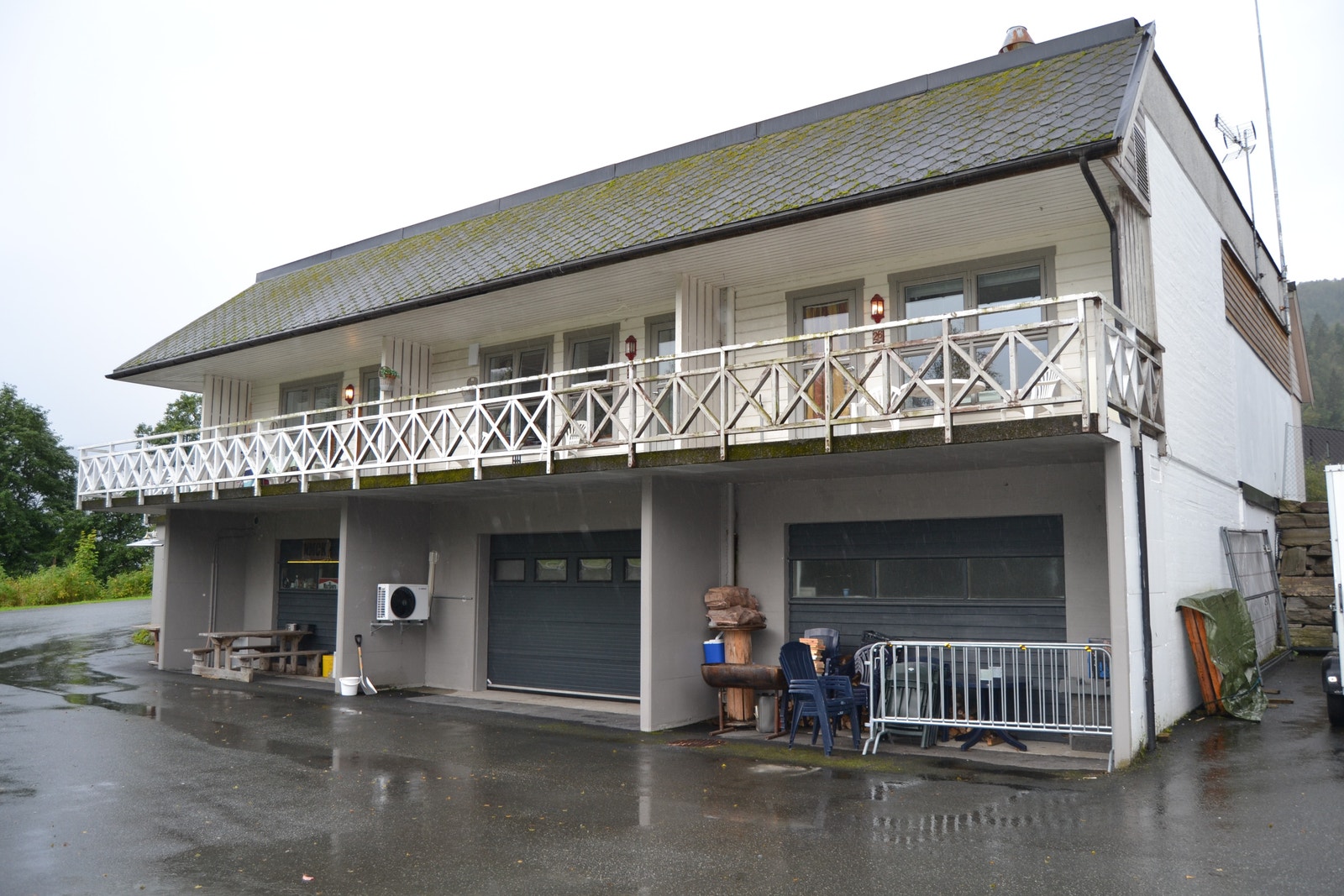 Bygget med leiligheter oppe og full kjeller under. Galleribilde