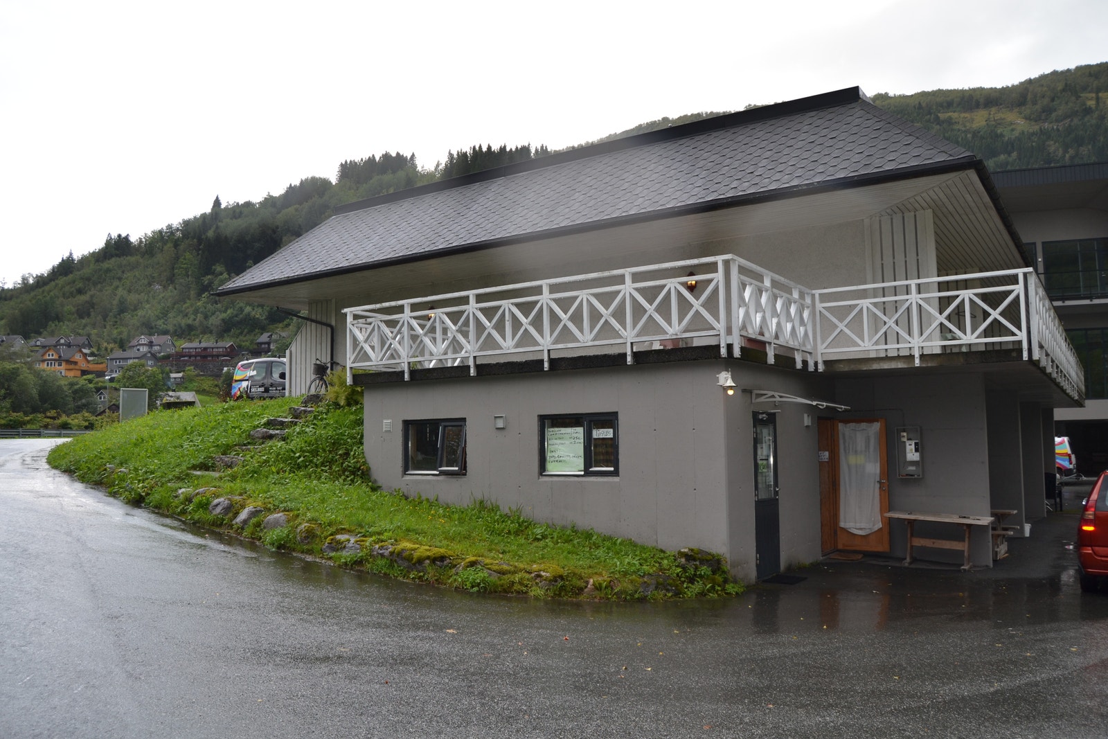 Bygget med leiligheter og sanitæranlegg i kjeller. Galleribilde