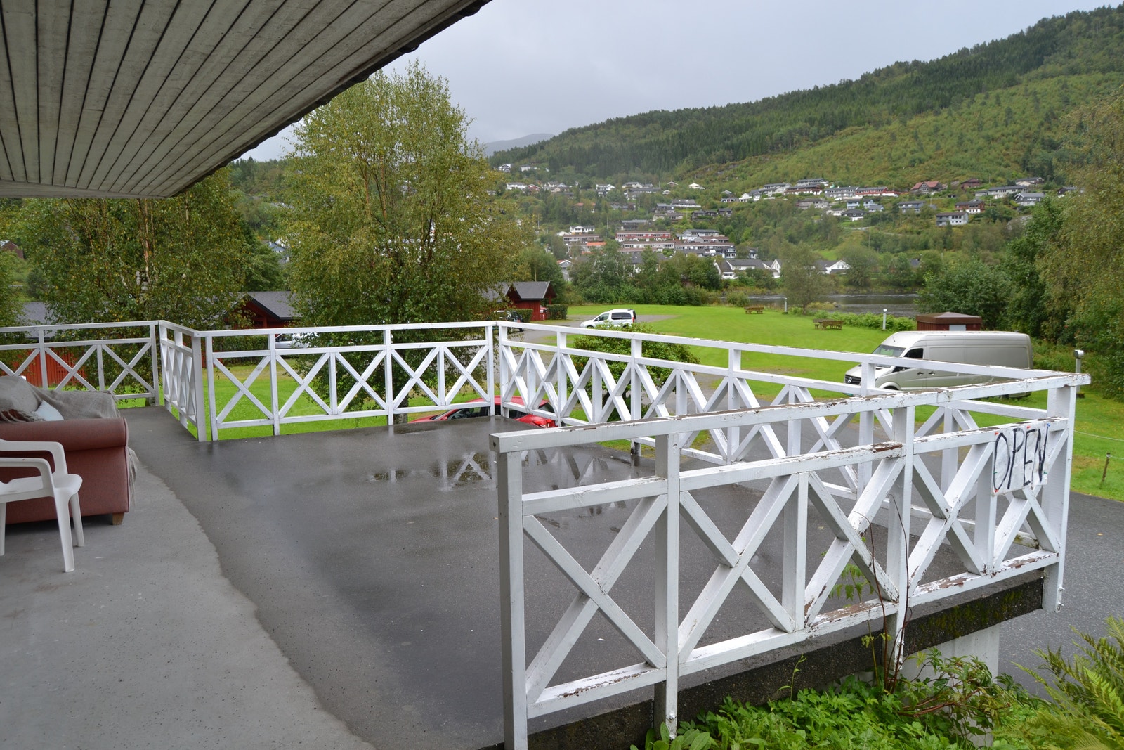 Tilkomst til tre av leilighetene, utsikt mot hytter og grøntanlegg. Galleribilde