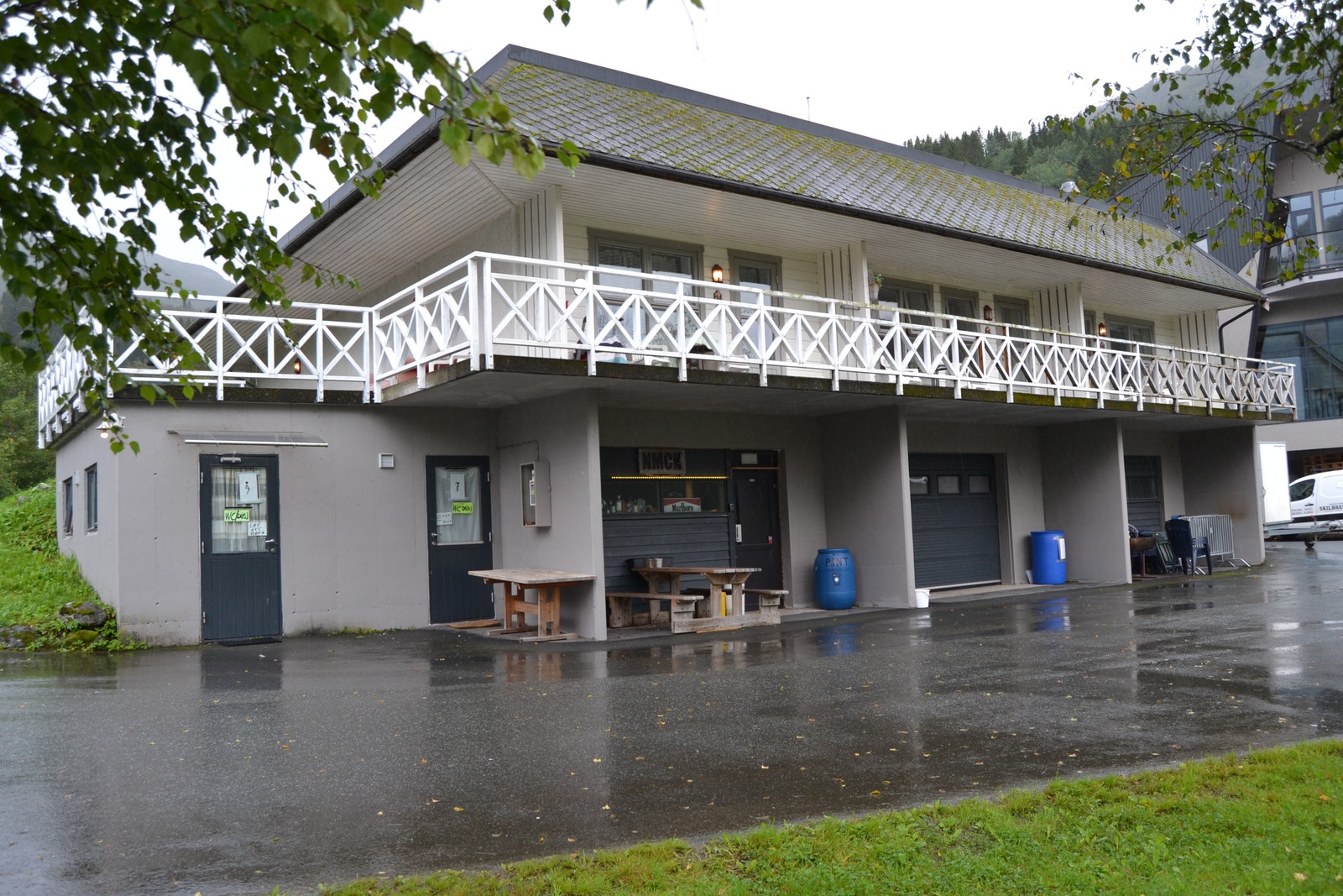 Bygget med leiligheter oppe og full kjeller under. Galleribilde