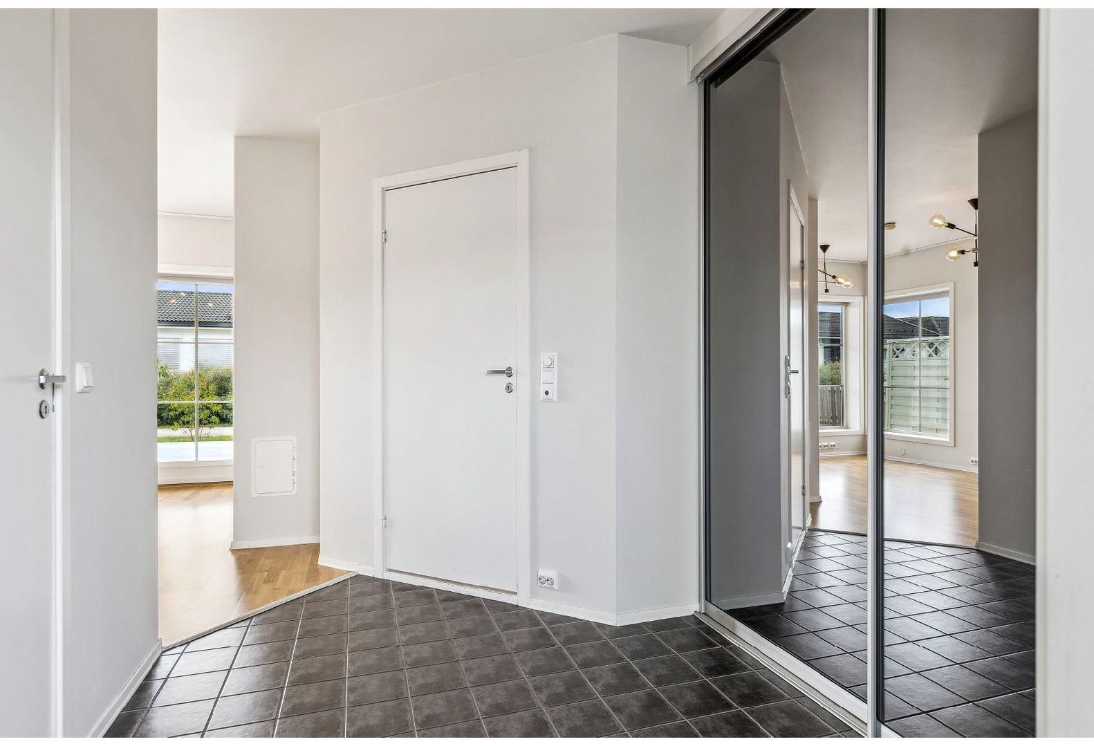 Åpen entre med adkomst til alle rom og skyvedørsgarderobe som gir god lagringsplass. Galleribilde