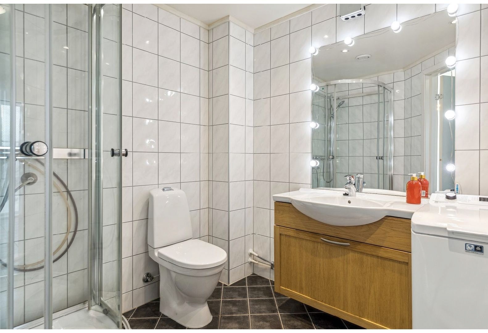 Pent bad med dusjhjørne og varme i gulv. Galleribilde