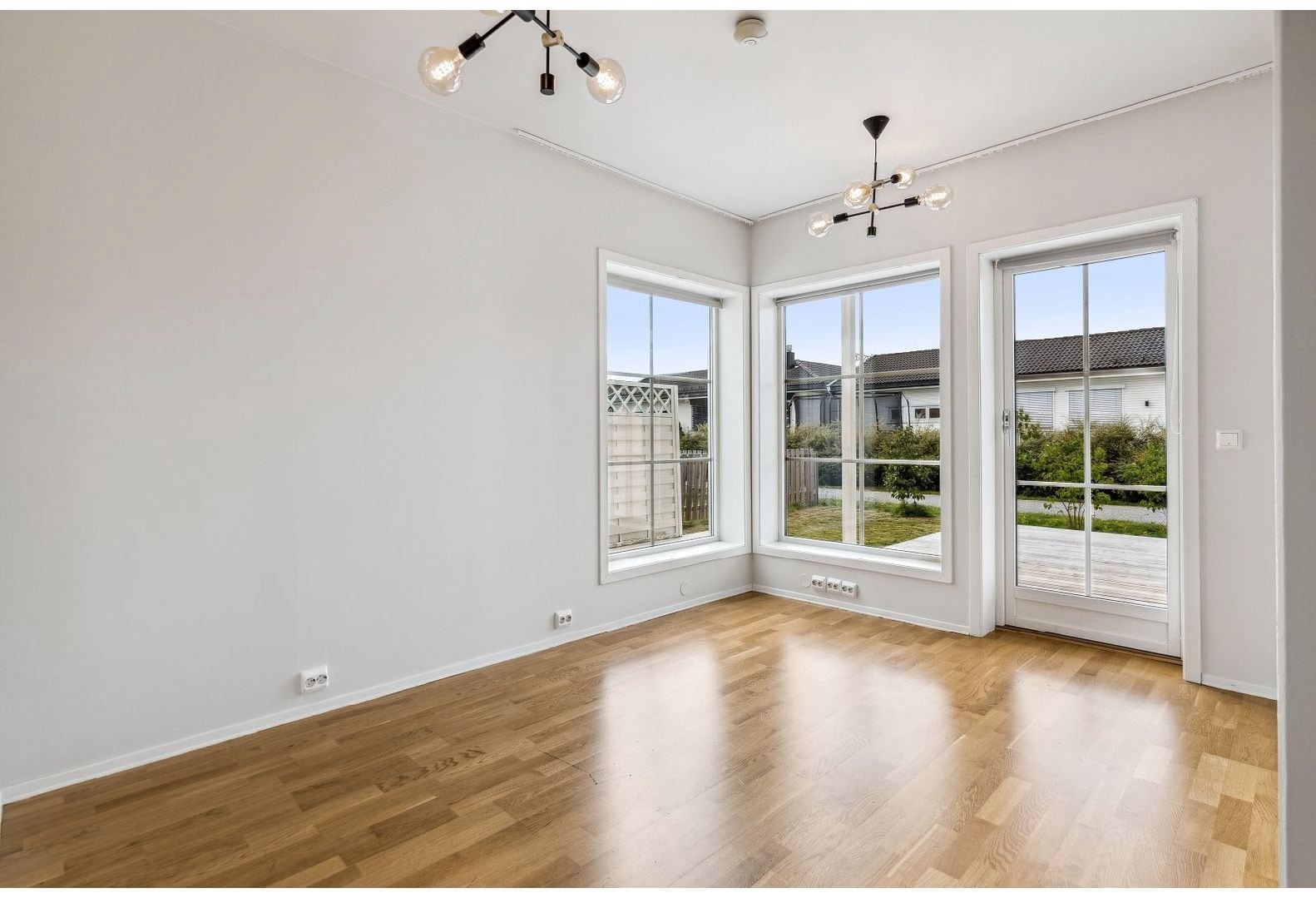 Lys og luftig stue med eget grønt areal og en stor markterrasse. Galleribilde