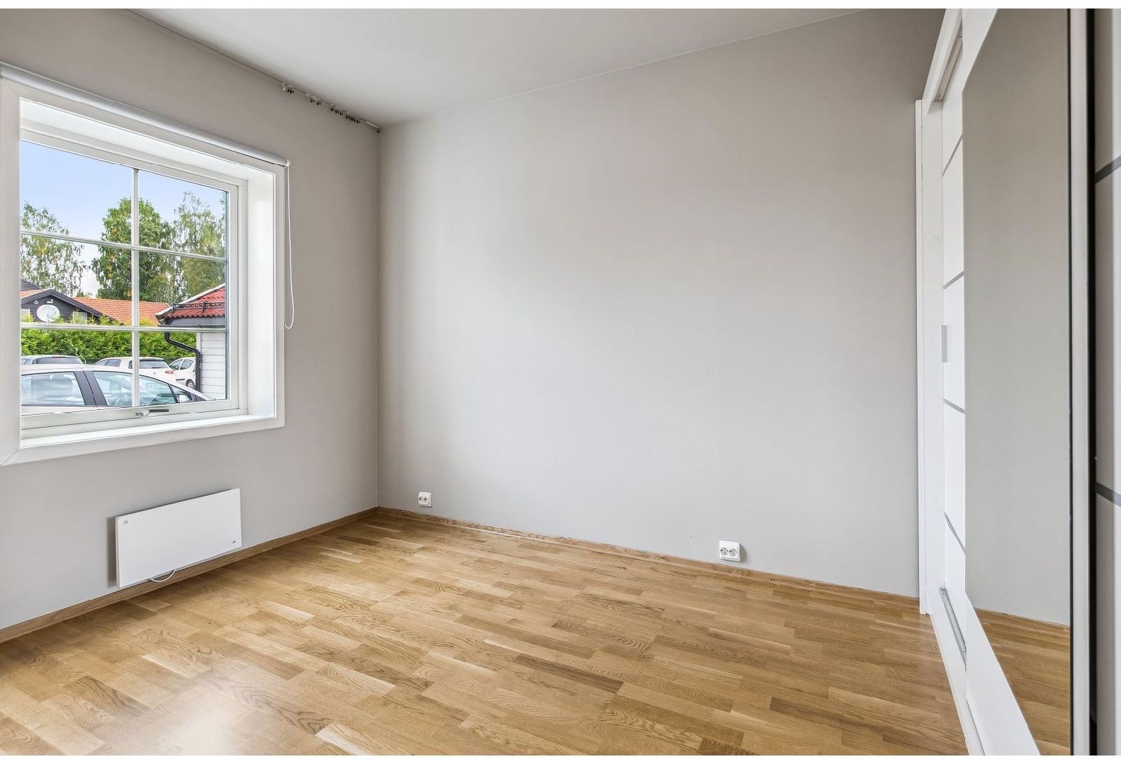 Romslig soverom med plass til dobbeltseng og nattbord. I tillegg er det gode oppbevaringsmuligheter. Galleribilde