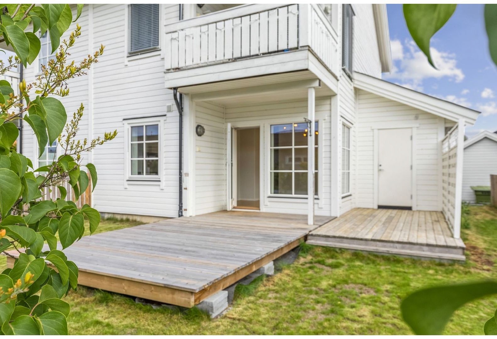 Boligen disponerer egen utvendig bod og hage. Galleribilde