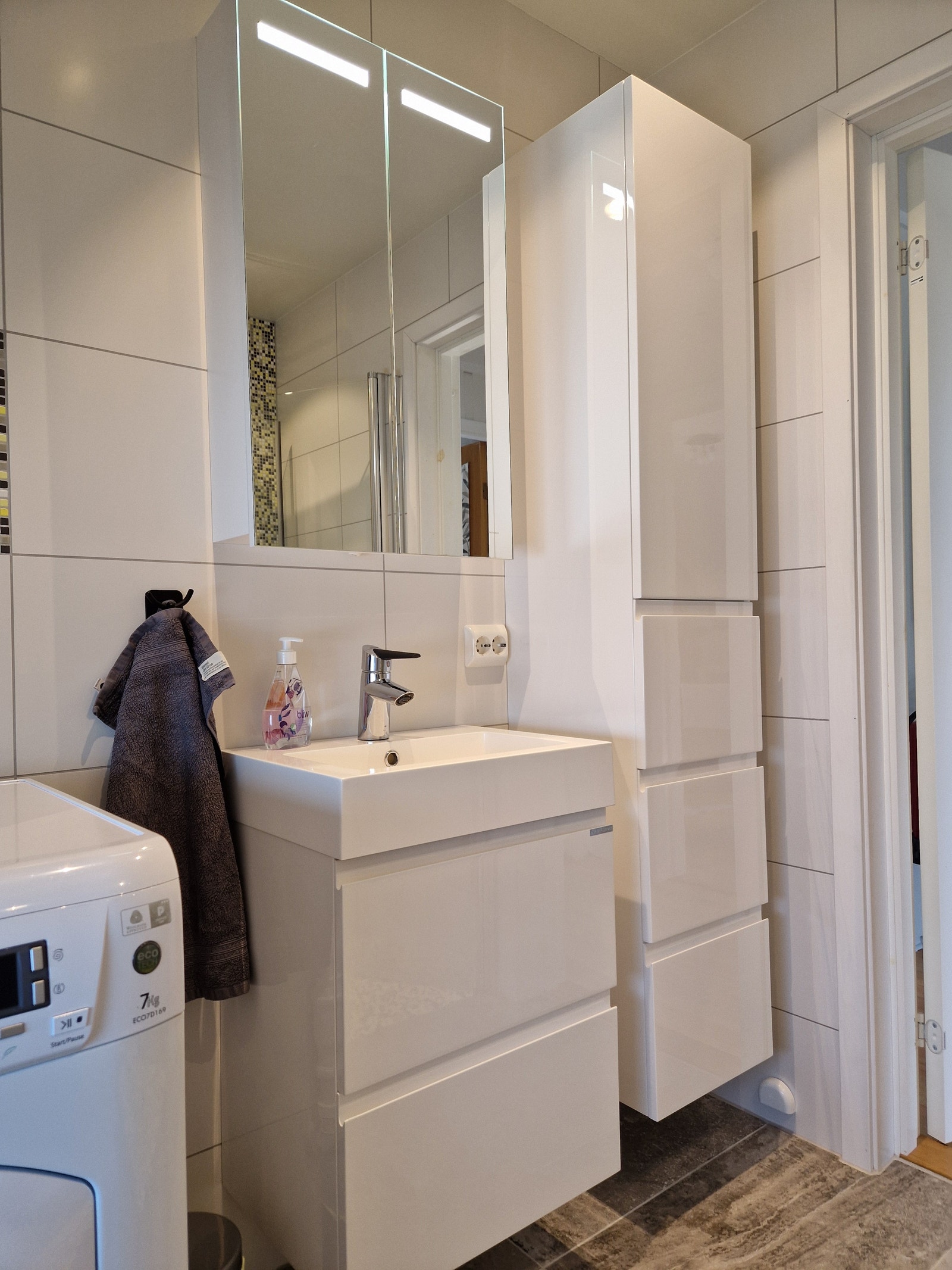 Med vaskemaskin Galleribilde