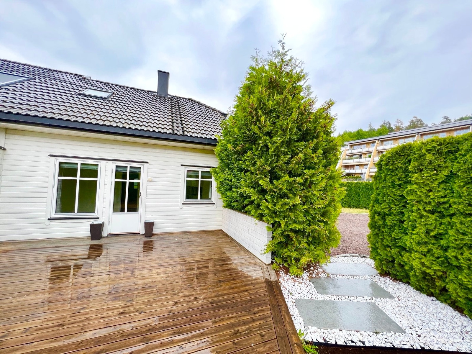 Hage med terrasseplatting Galleribilde