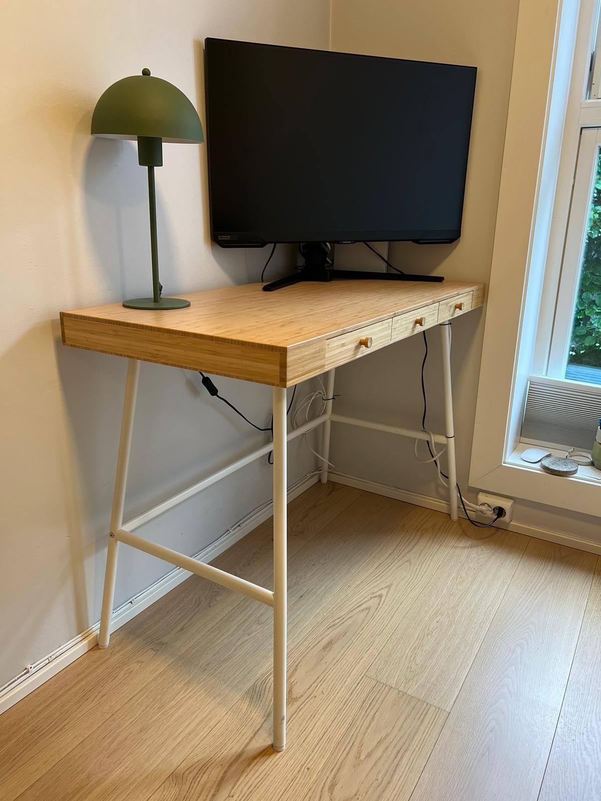 Soverom 2, med garderobeskap og skrivepult Galleribilde