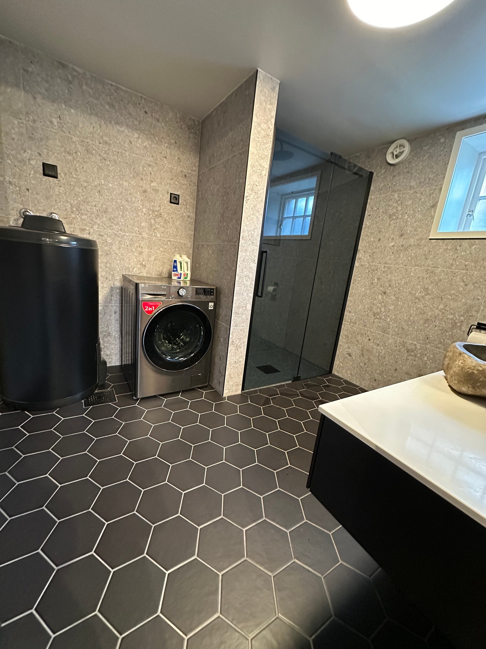 Bad - egen varmtvannstank og vask/tørk-kombimaskin. Galleribilde