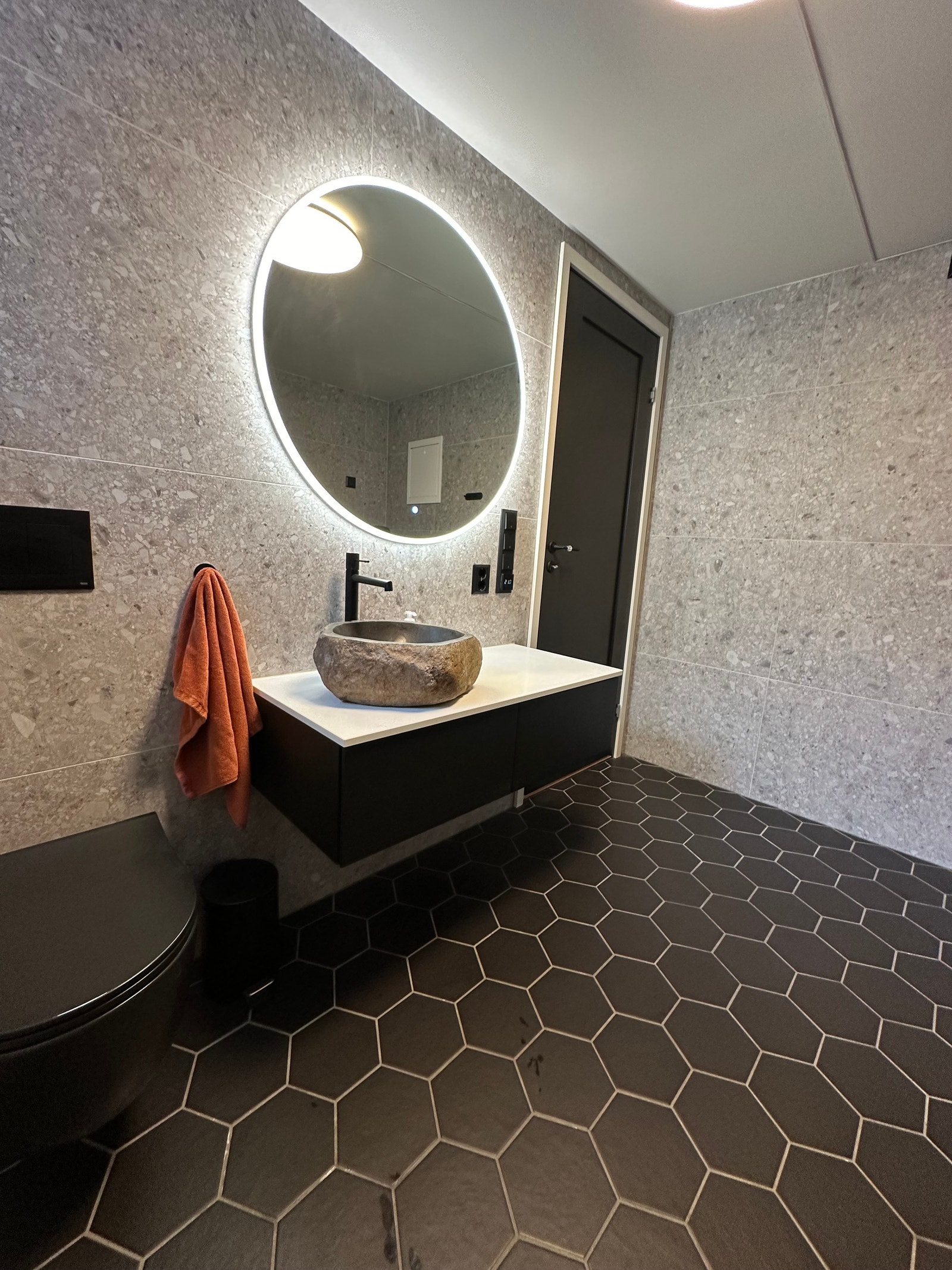 Bad - speil med lys og steinvask Galleribilde