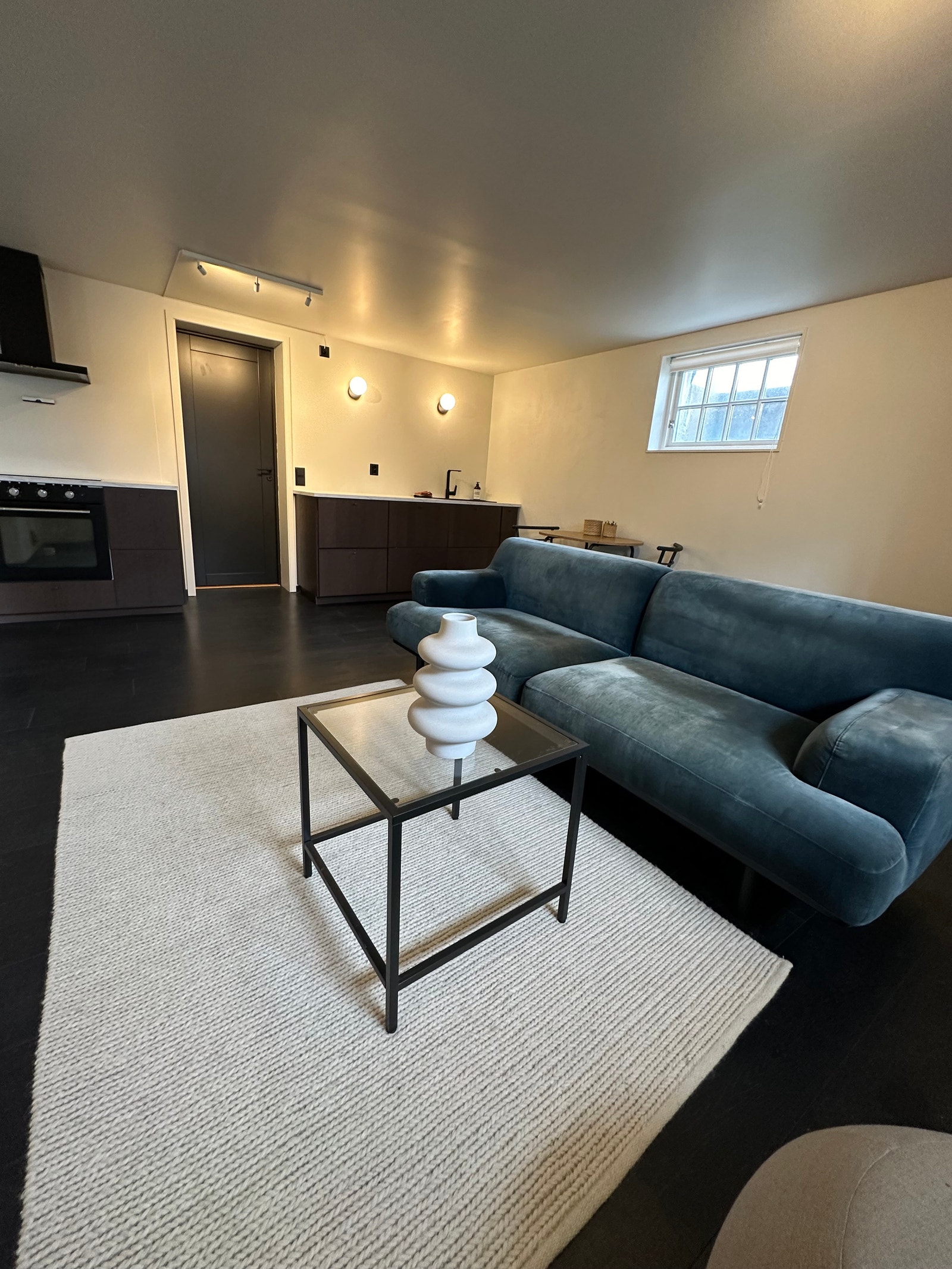 Romslig stue/kjøkken-løsning Galleribilde