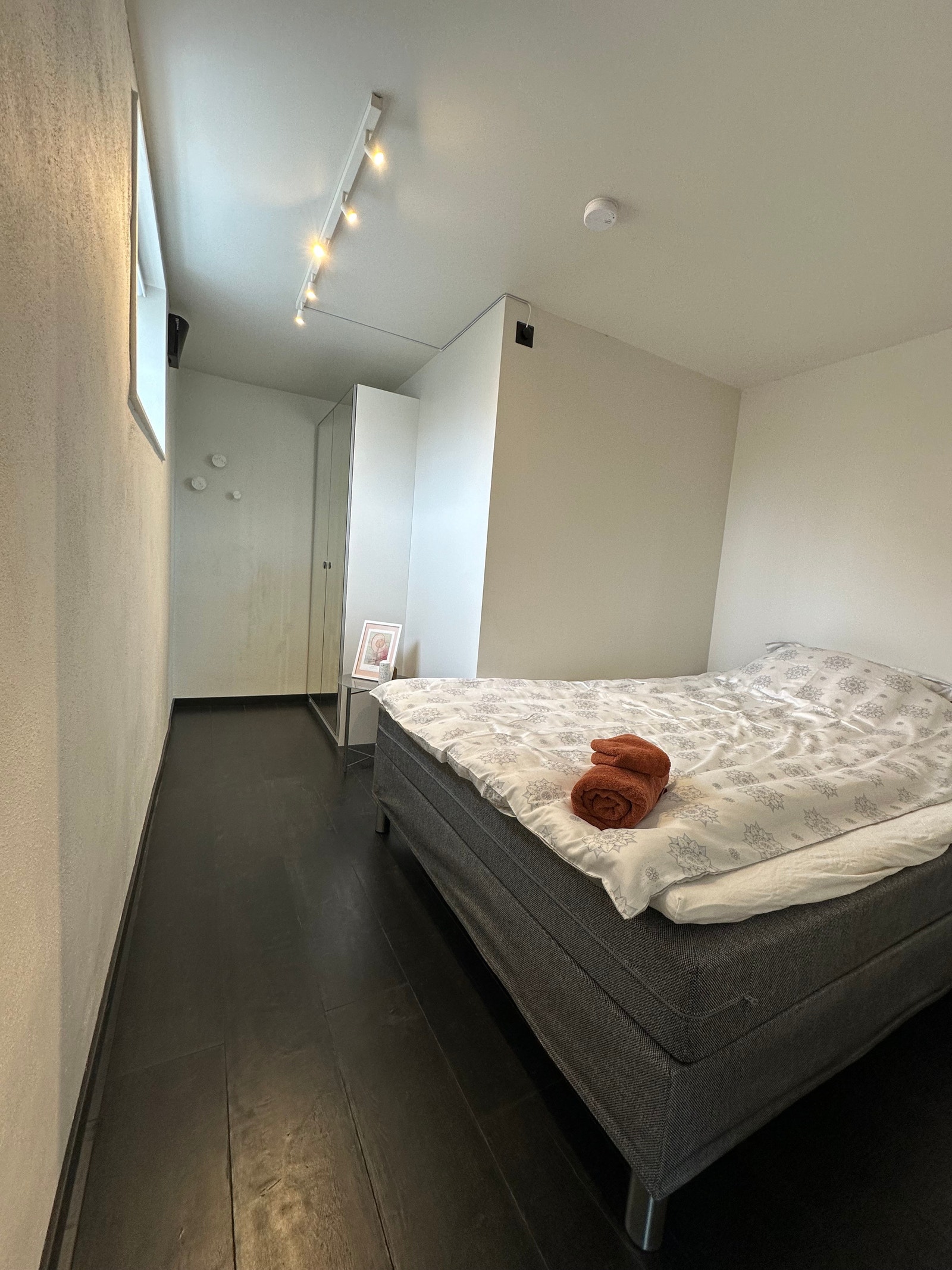 Soverom1 - garderobeskap, 150cm dobbeltseng og nattbord. Galleribilde