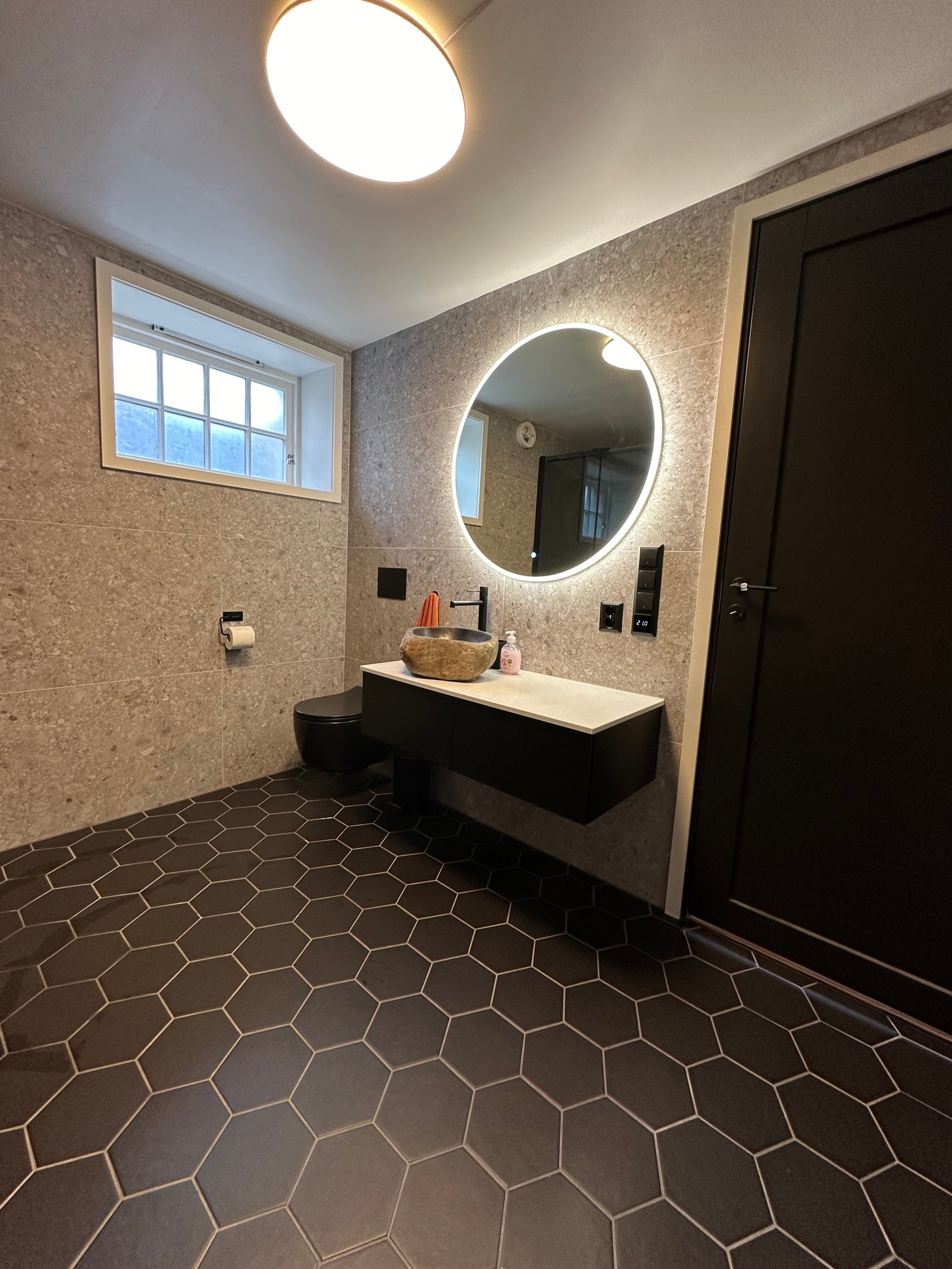 Badet er romslig og det er flis på begge/gulv med varmekabler. Galleribilde