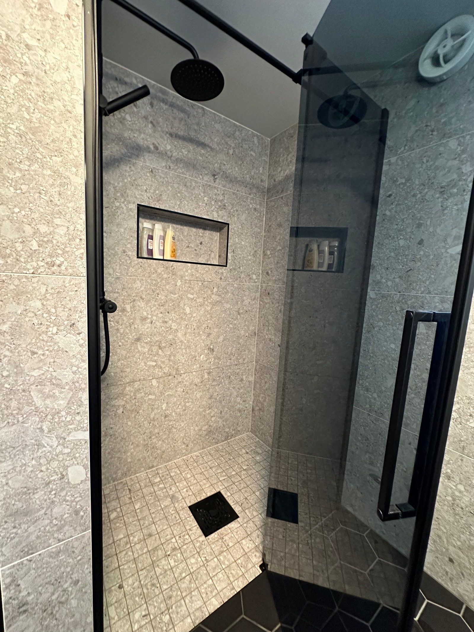 Dusj med dusjnisje og sotet glassdør Galleribilde