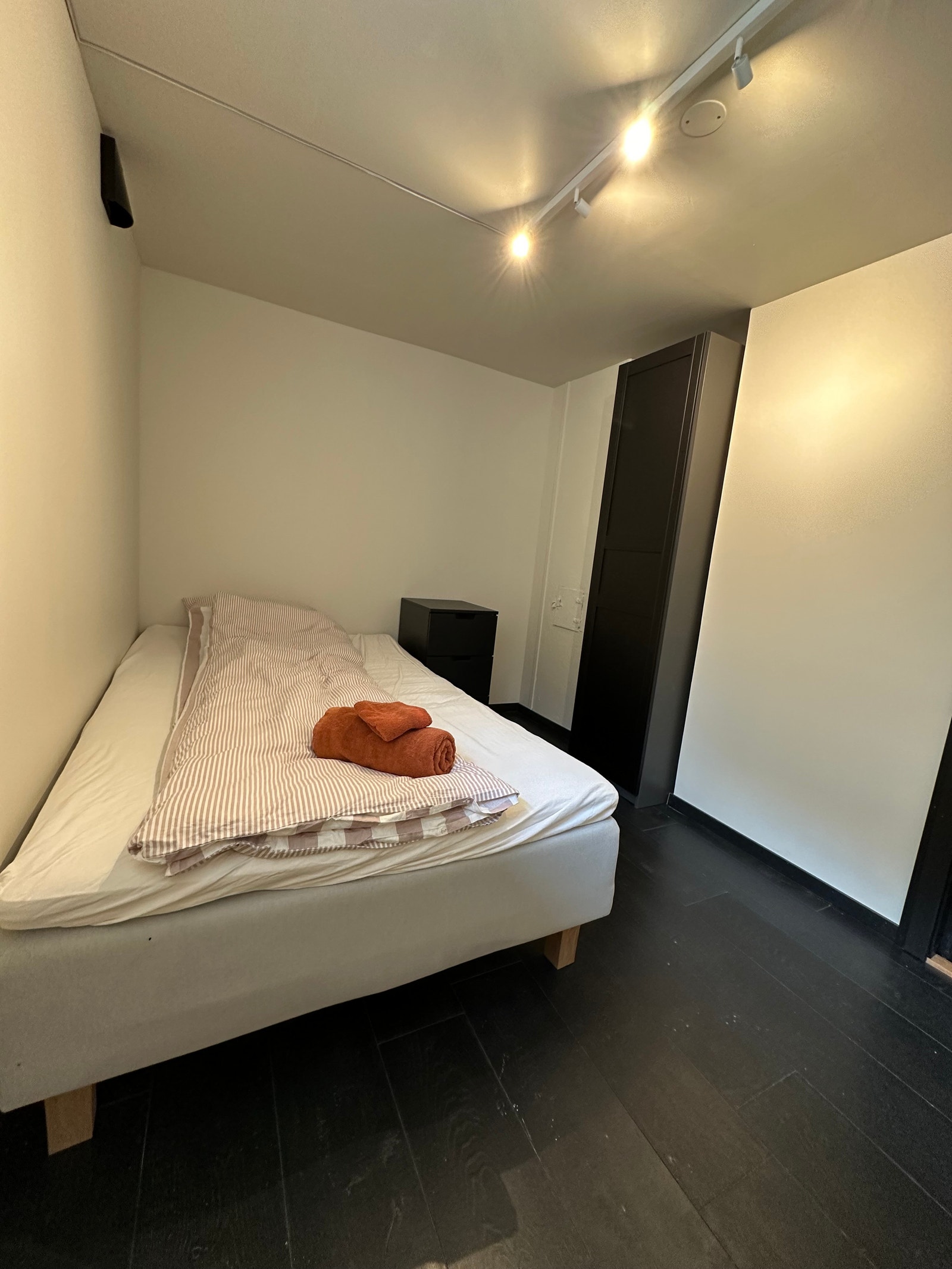 Soverom3 - 150cm seng, nattbord og garderobeskap. Galleribilde