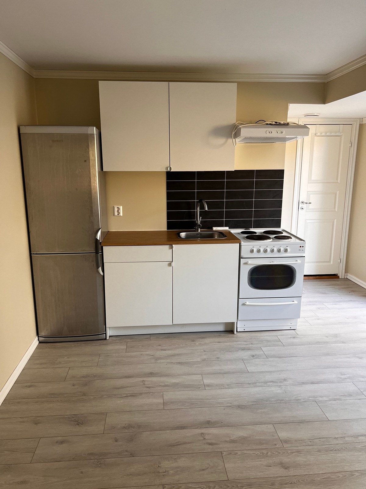 Kjøkken, kombiskap og ovn på bildet er ikke lenger i hybel men kan ordne dette om ønskelig. Galleribilde