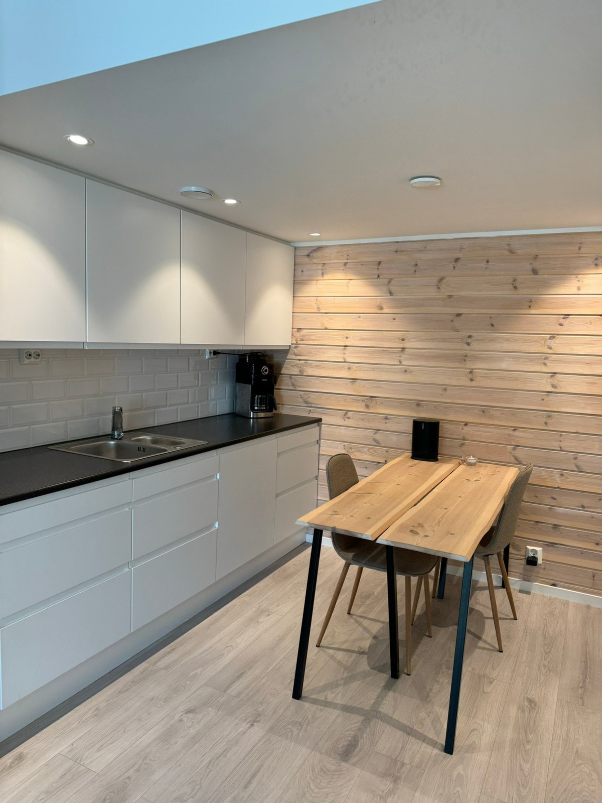 Kjøkken med oppvaskmaskin, komfyr, kjøleskap/fryser Galleribilde