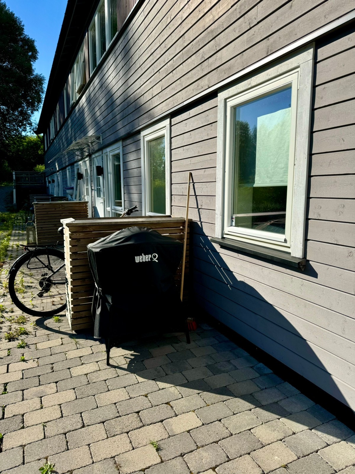 Uteplass med grill og sittegruppe Galleribilde