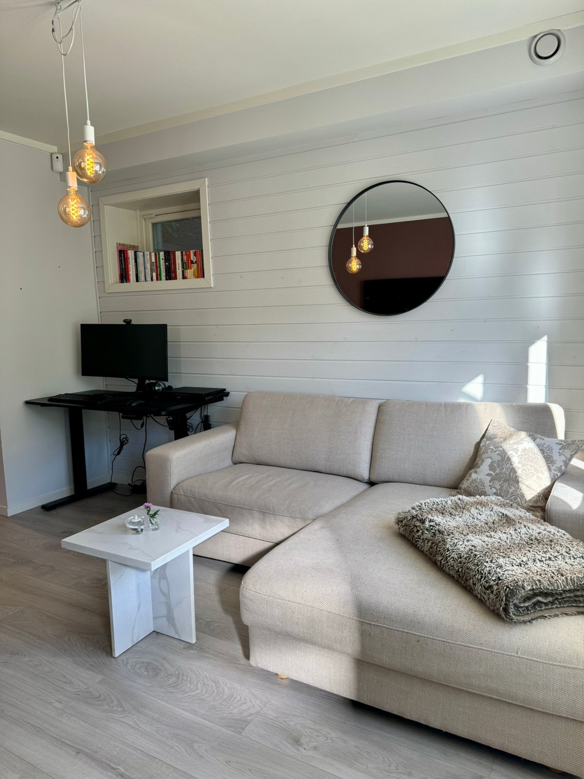 Stue med sofa og tv Galleribilde