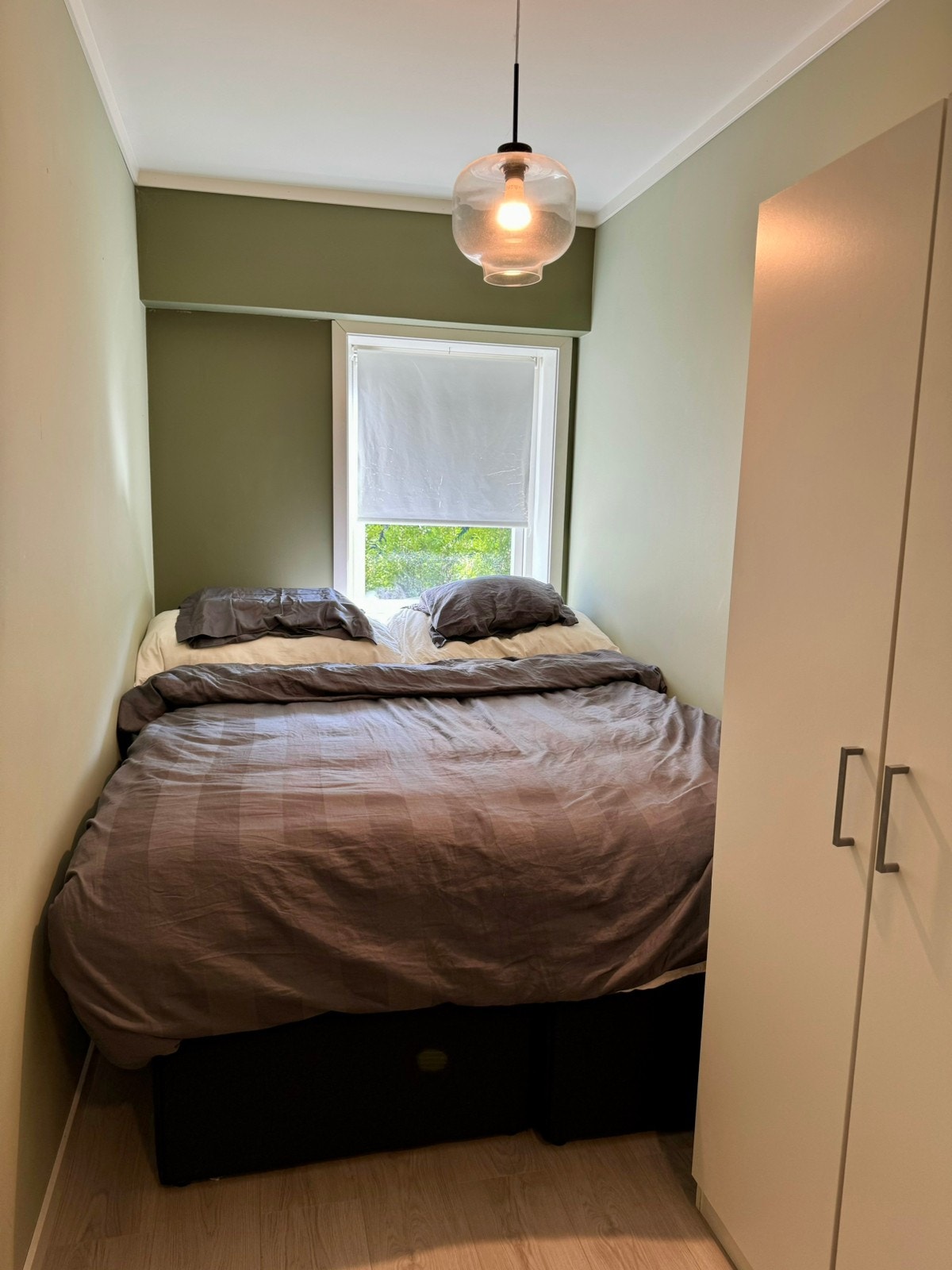 Soverom med seng og garderobeskap Galleribilde