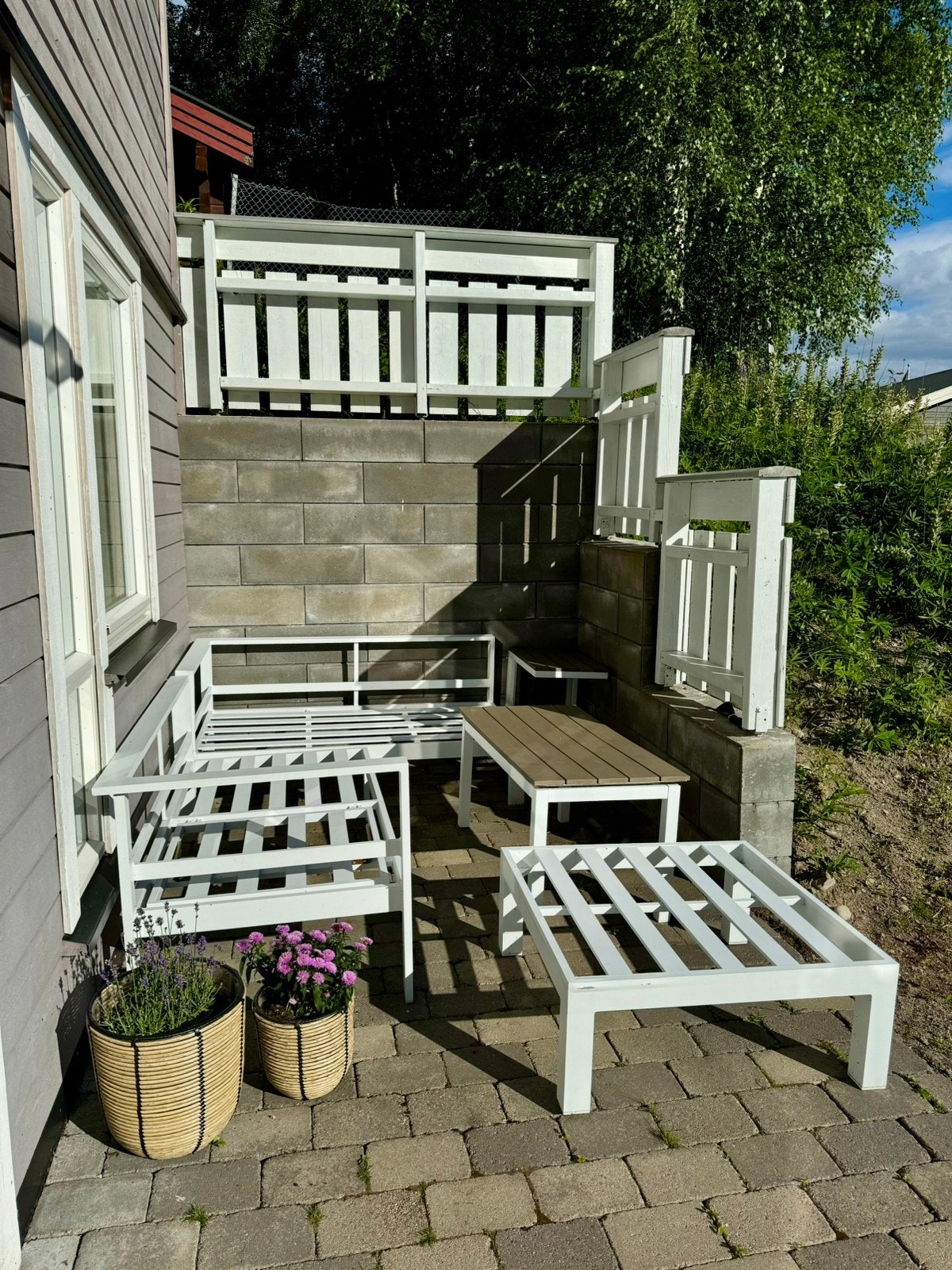 Uteplass med grill og sittegruppe Galleribilde