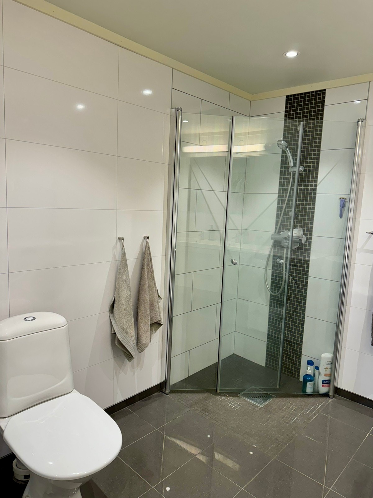 Bad med dusj/varmekabler/vaskemaskin Galleribilde