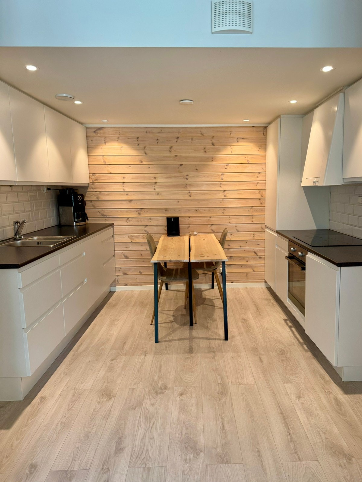 Kjøkken med oppvaskmaskin, komfyr, kjøleskap/fryser Galleribilde