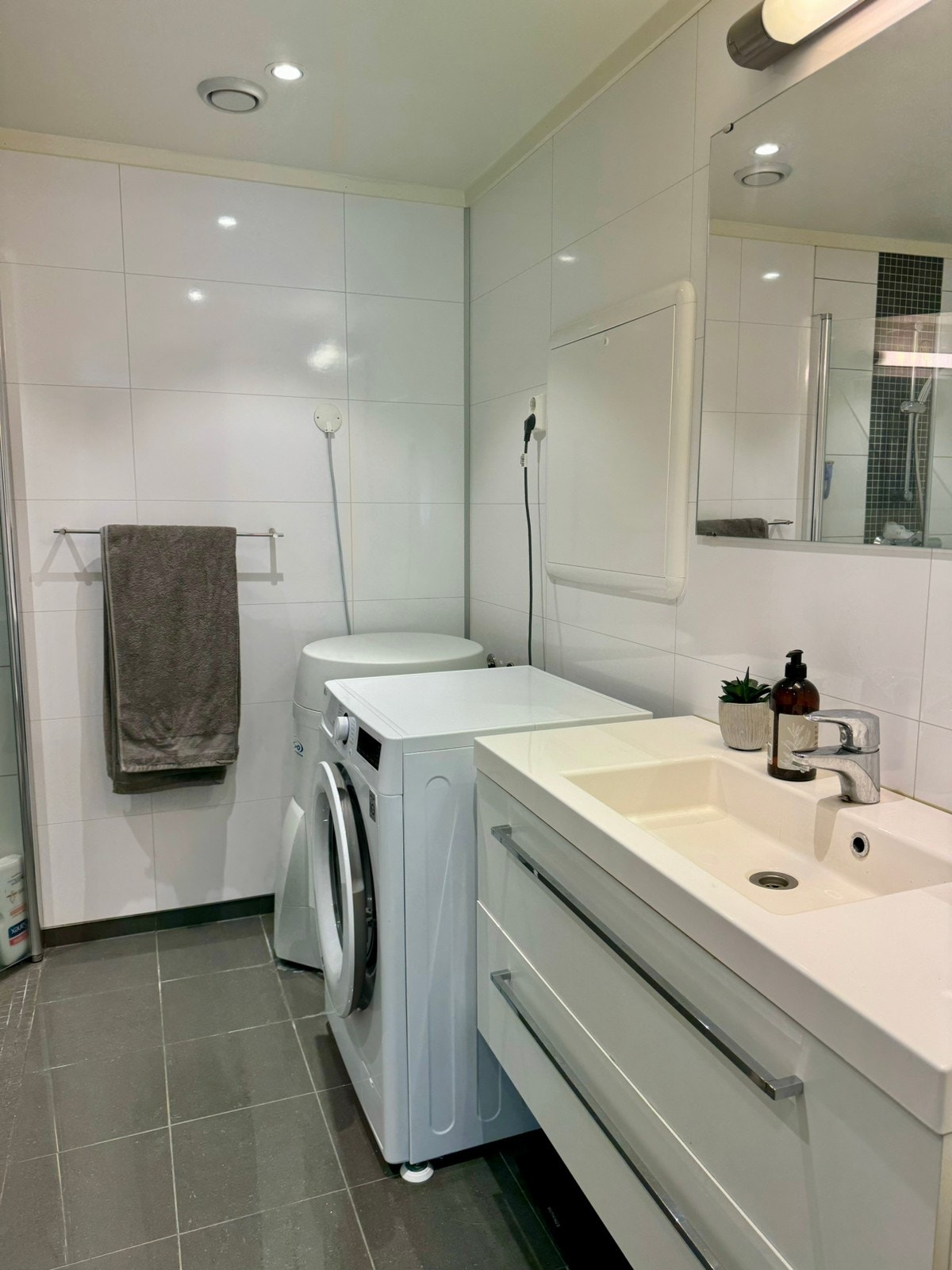 Bad med dusj/varmekabler/vaskemaskin Galleribilde