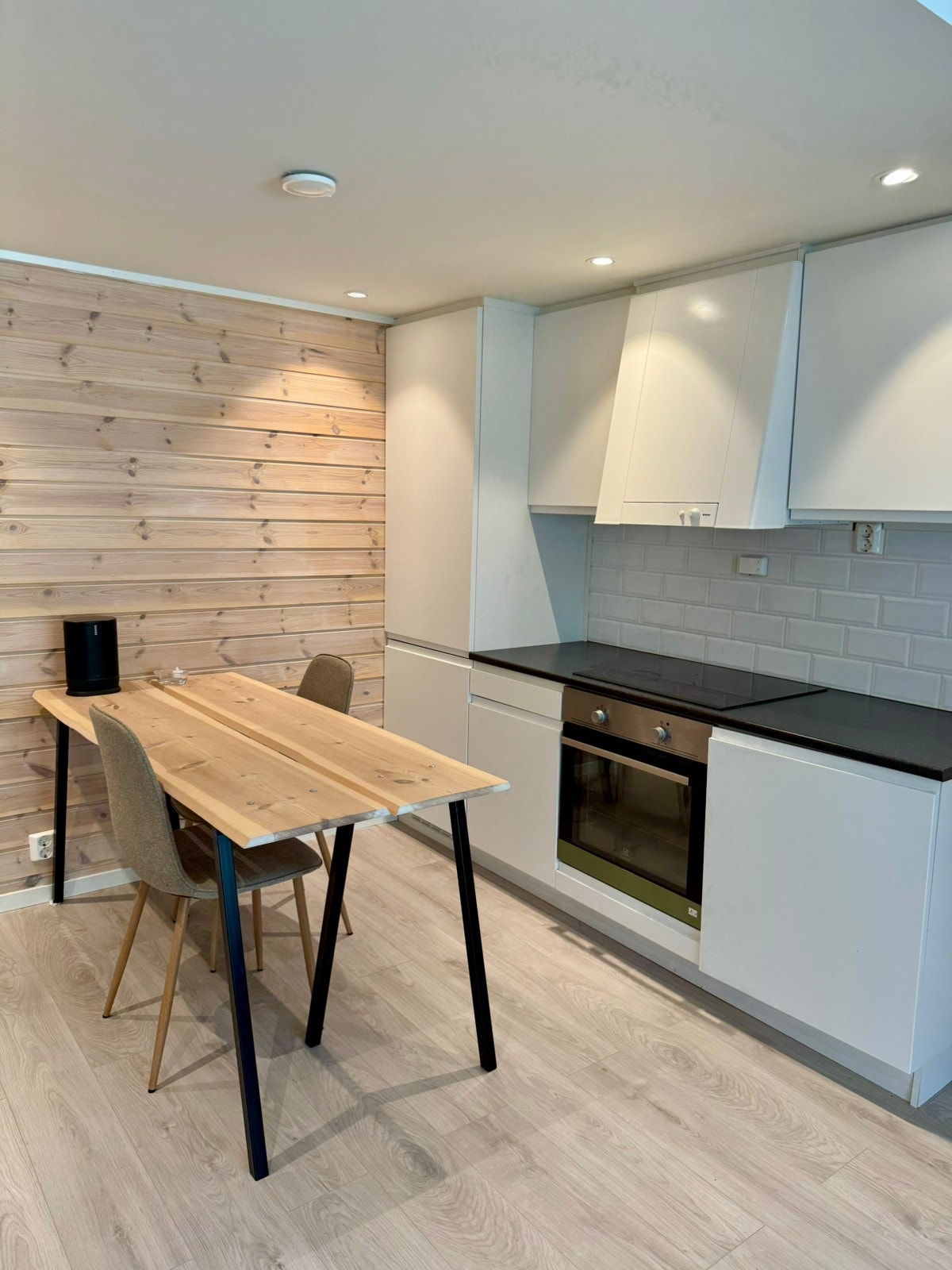 Kjøkken med oppvaskmaskin, komfyr, kjøleskap/fryser Galleribilde