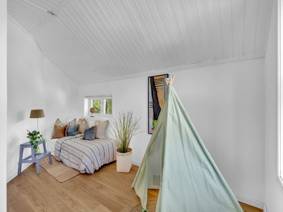 Soverom med tilgang til stort lagringsloft Galleribilde