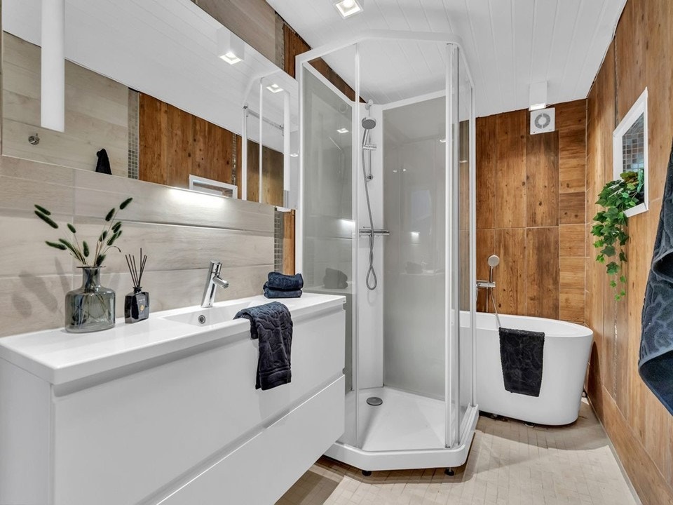 Bad med badekar, dusj og toalett Galleribilde