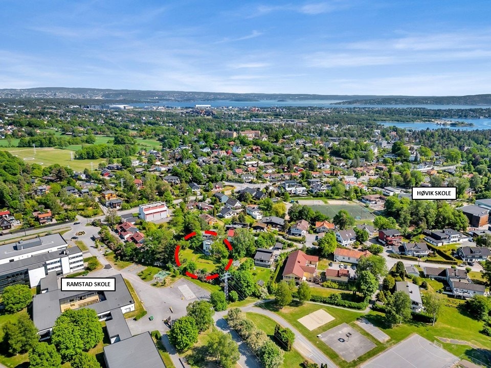 1 minutt til Ramstad skole og 4 minutter til Høvik skole Galleribilde