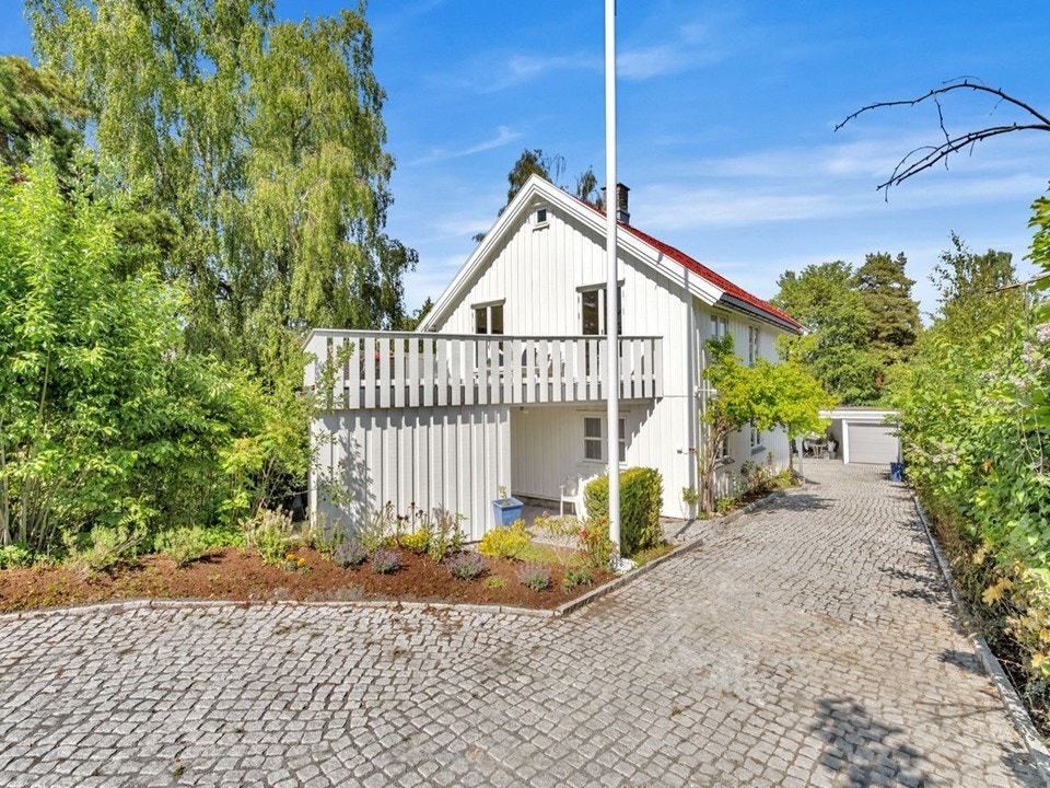 Delt enebolig med egen inngang, balkong og terrasse med gode solforhold Galleribilde