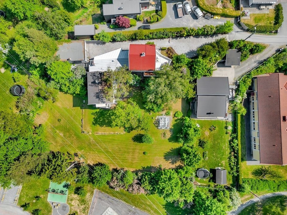 Halvparten av eneboligen ligger idyllisk til på stor tomt Galleribilde