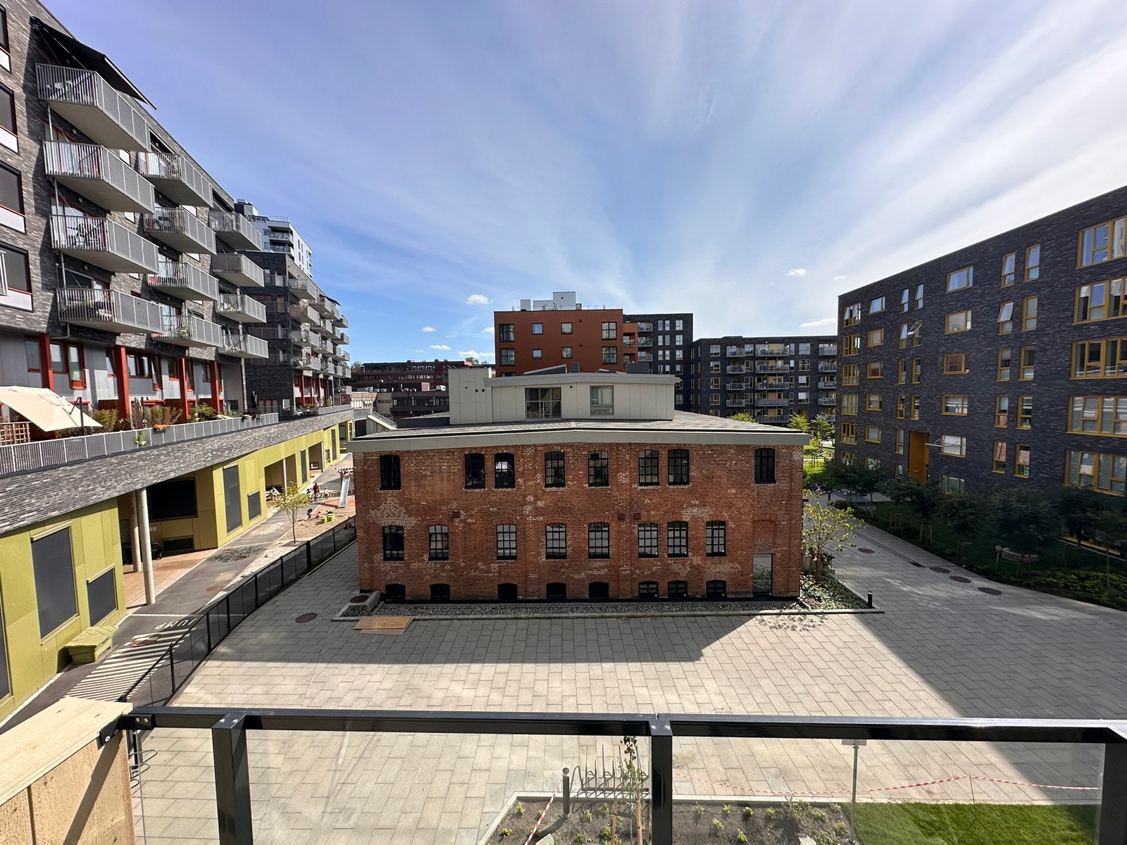 God utsikt fra balkong. Verneverdig bygg foran. Galleribilde