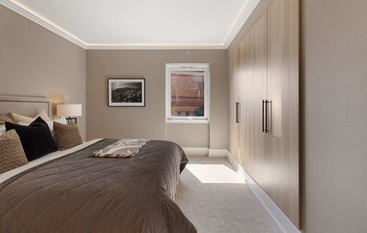 Hovedsoverom med mye skapplass Galleribilde