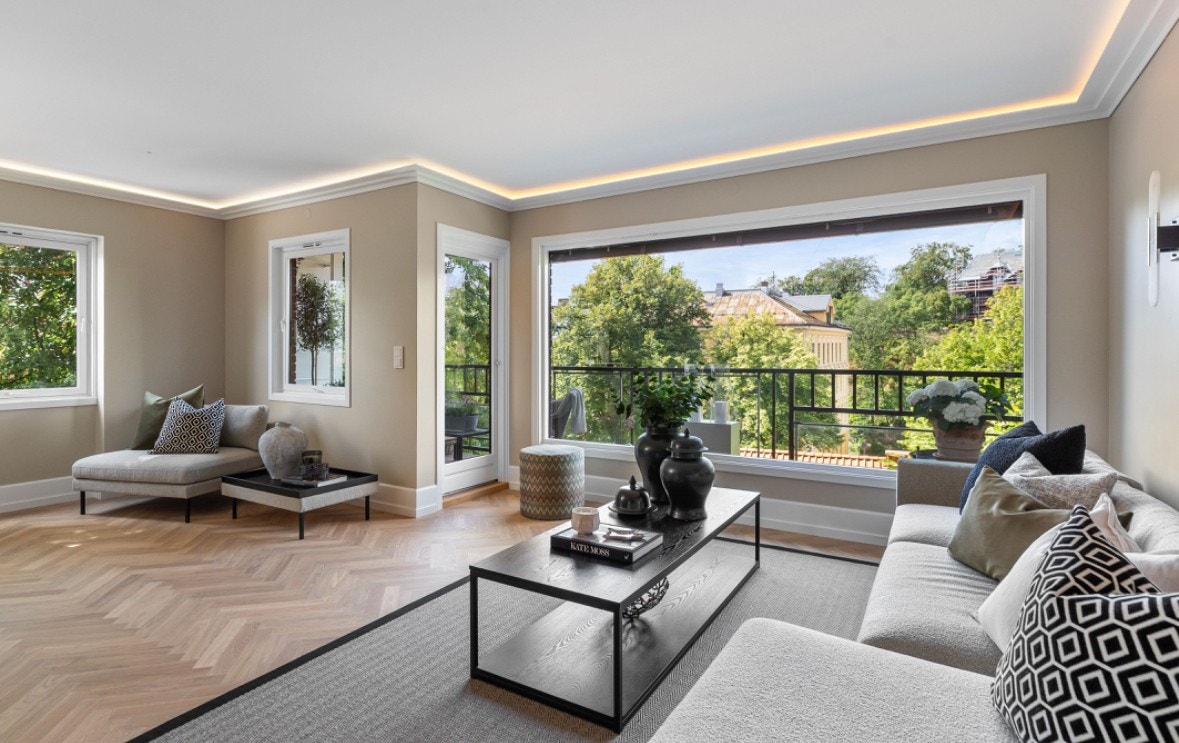 Store vindusflater i stue Galleribilde