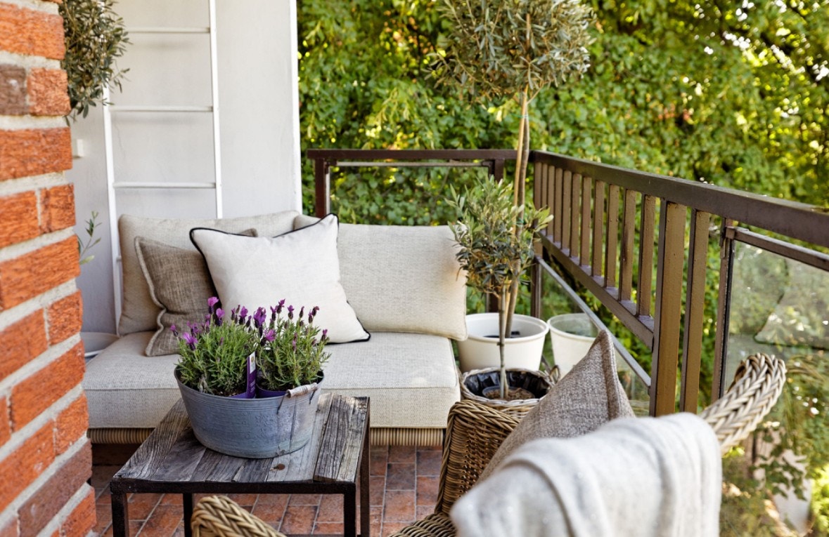 Romslig vestvendt balkong med ettermiddag/kveldssol Galleribilde