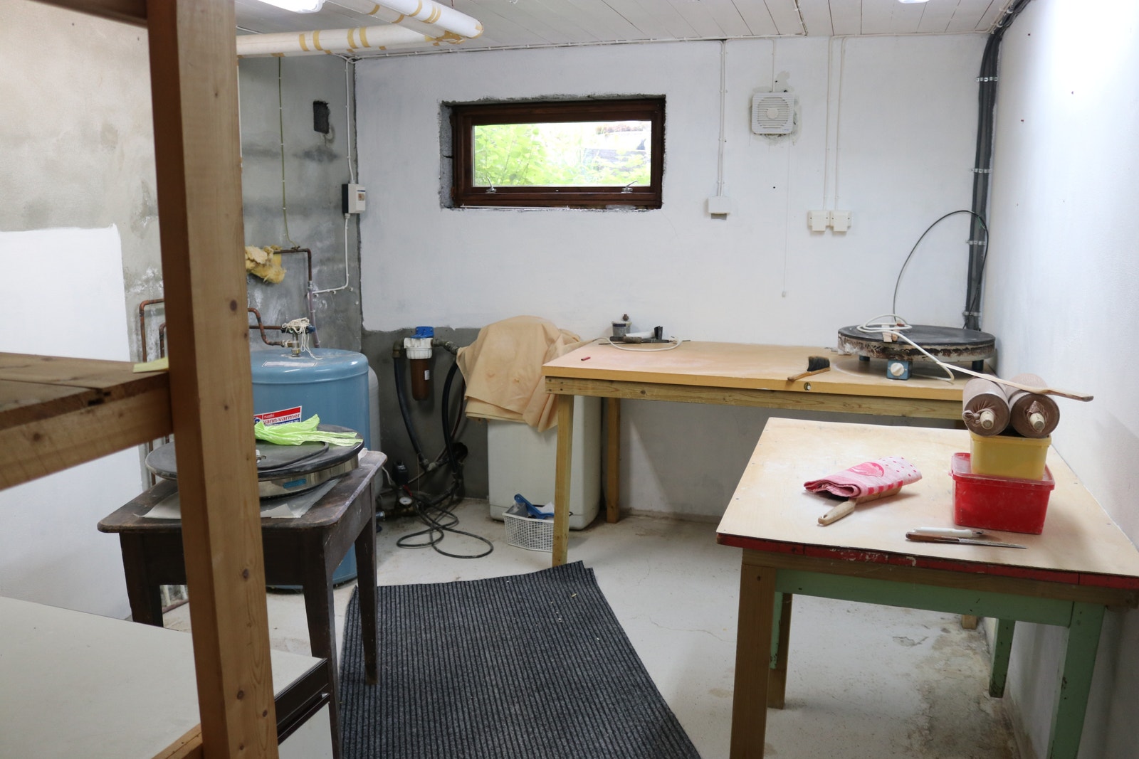 Kjeller - Teknisk rom. God plass til fryser, bakstrom og oppbevaring. Galleribilde