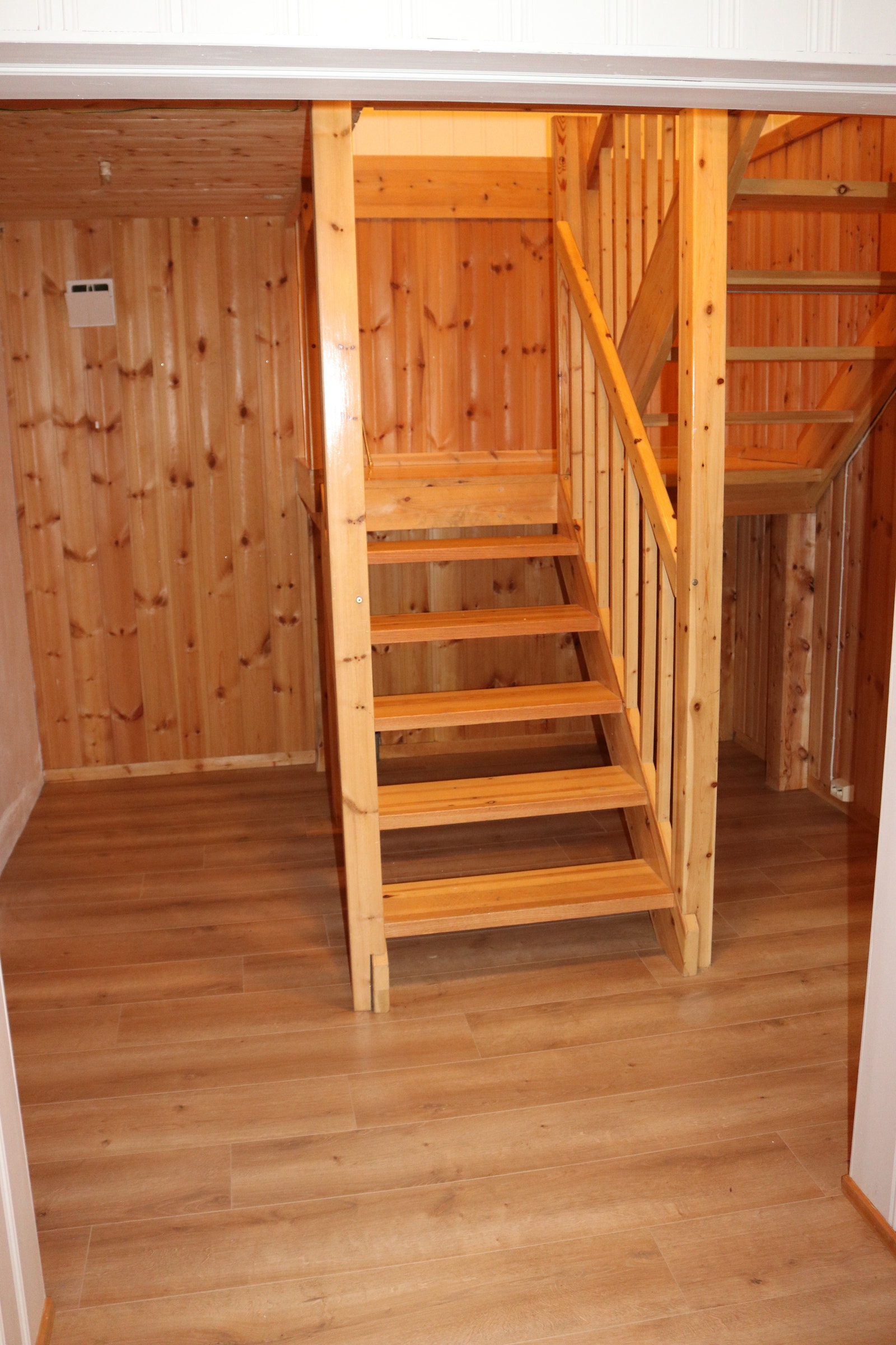 Kjeller - Trappoppgang. baderom til venstre og teknisk rom til høyre Galleribilde