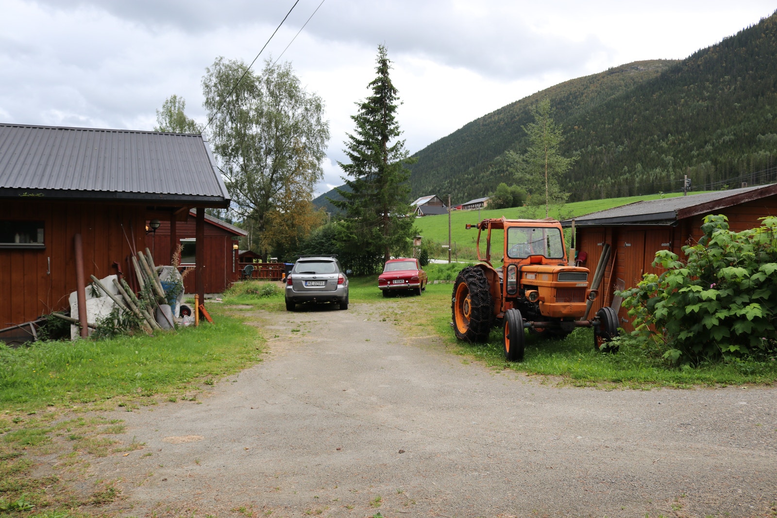 gårdsplassen sett fra innkjørselen Galleribilde